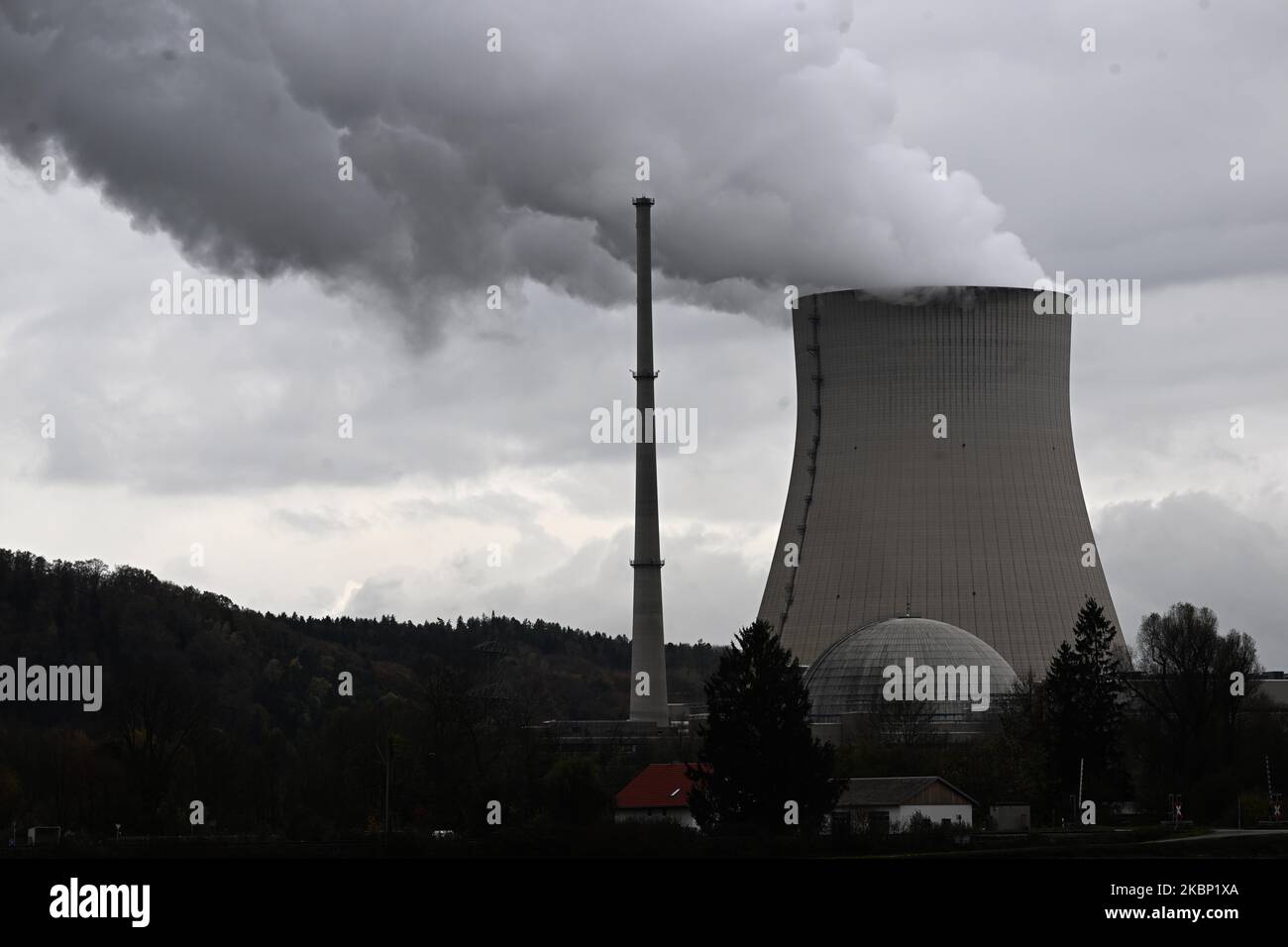 Landshut, Germany. 04th Nov, 2022. Water vapor rises from the cooling tower of a nuclear power plant (NPP) in the Landshut district. Dark clouds and wet ground determine the weather in Bavaria. Credit: Felix Hörhager/dpa/Alamy Live News Stock Photo