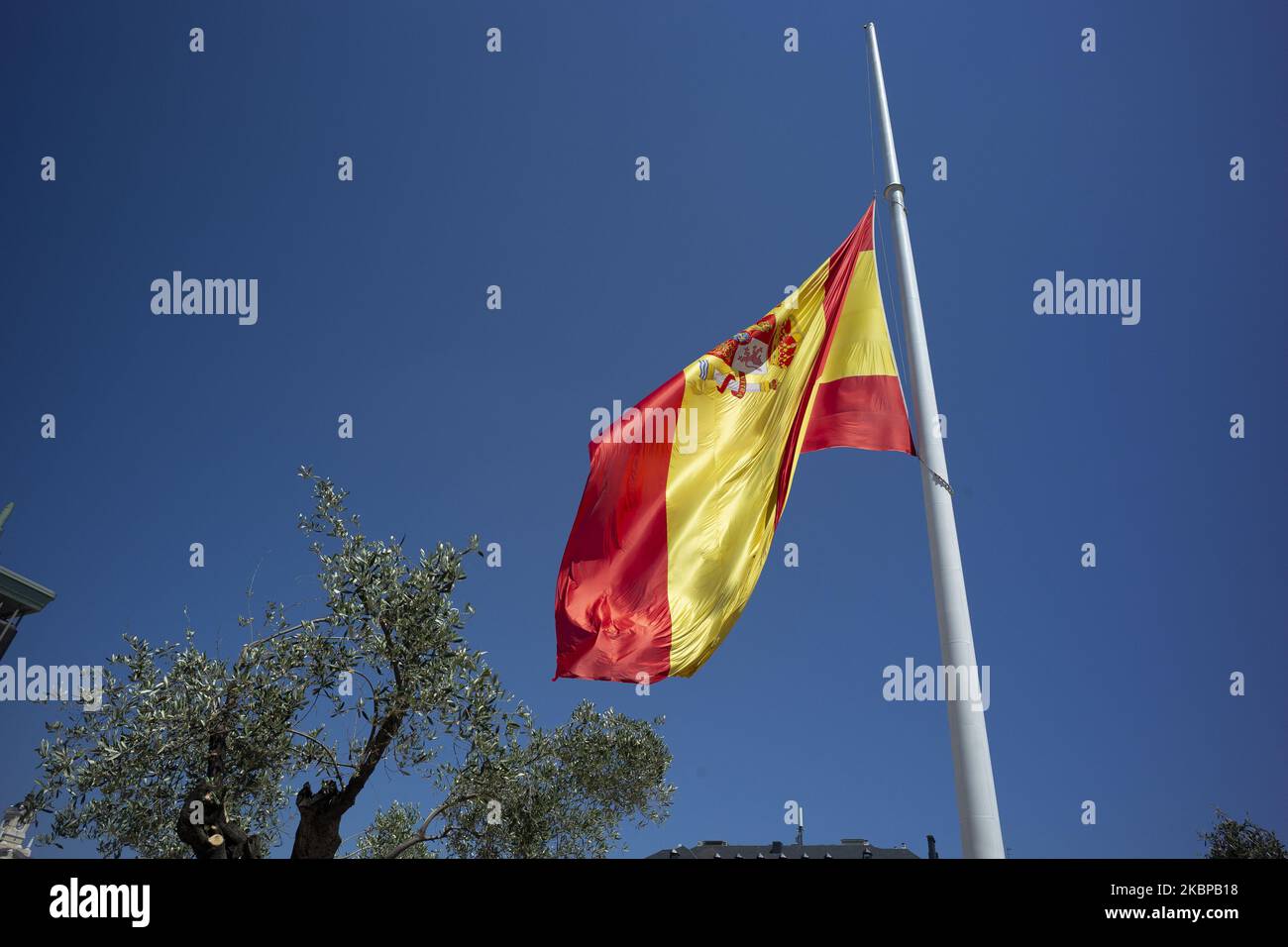 Spanish flag at half mast at the Plaza de colon, as all flags of public buildings and navy ships will wave at half-staff in remembrance of the victims of the coronavirus because Spain has entered this Wednesday in the longest period of official mourning in the history of the country as a tribute to the more than 26,000 fatalities due to the coronavirus on May 27, 2020 in Madrid, Spain. (Photo by Oscar Gonzalez/NurPhoto) Stock Photo