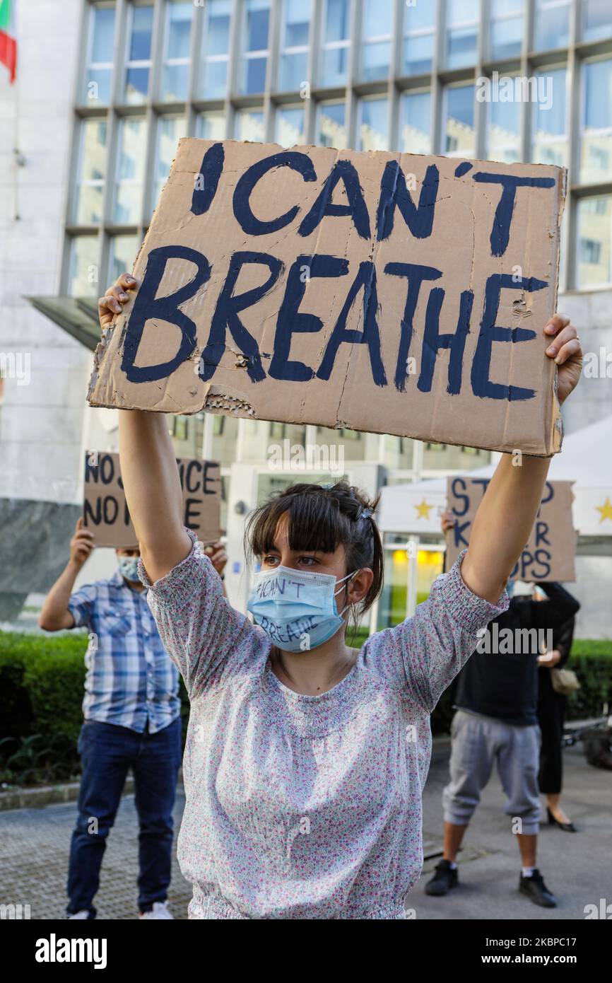 Flash Mob Proteste Flash mob under the American consulate in Milan to protest the death of ...