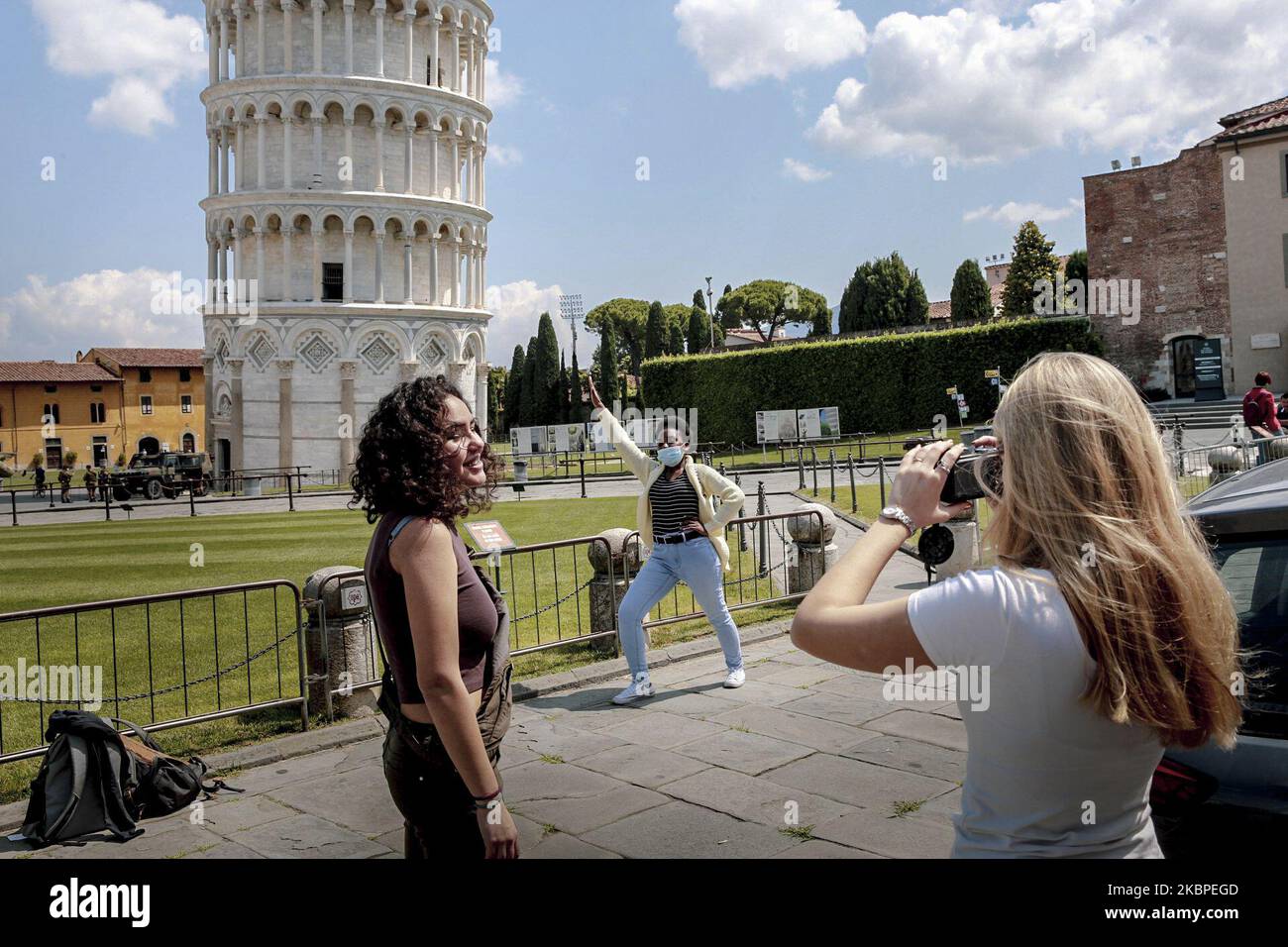 A group of erasmus students taking the typical picture in front on the leaning Tower, in Pisa, Italy, on May 30, 2020 during the coronavirus emergency. Italy is lifting sanitary restrictions after lockdown. (Photo by Enrico Mattia Del Punta/NurPhoto) Stock Photo