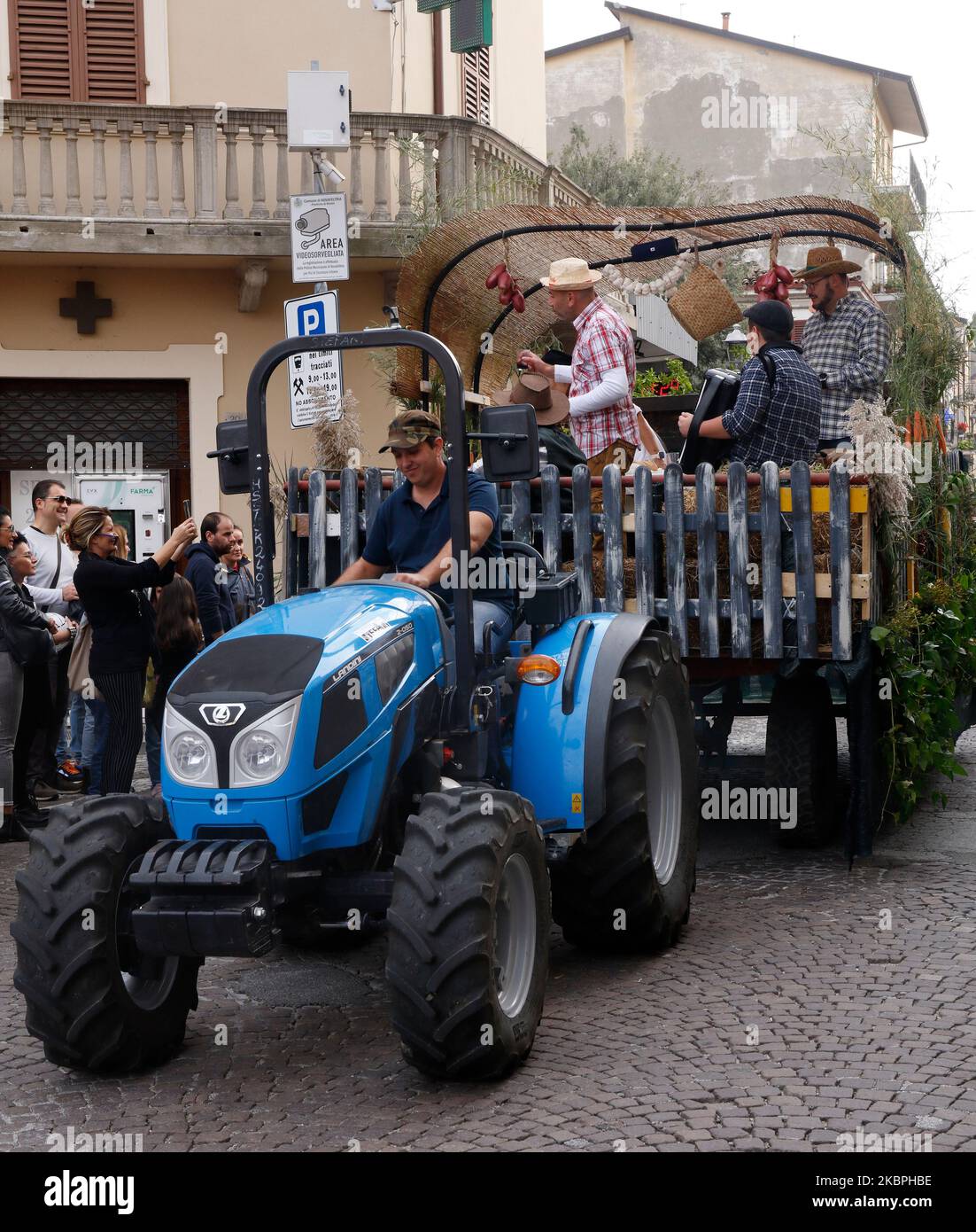 Italy Emilia Romagna Novafeltria: Festa della vendemmia e dei frutti d'autunno Sfilata del corteo |Italy Emilia Romagna Novafeltria: Feast of the grape harvest and autumn fruits. - Popular Costums Stock Photo