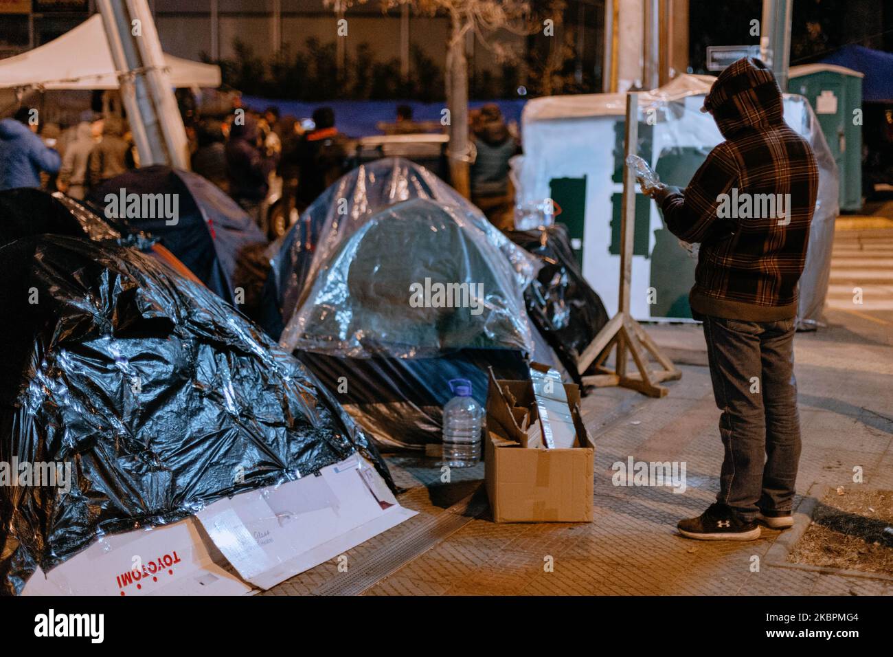 Hundreds of Peruvian citizens camping outside their consulate in Santiago, Chile, on June 2, 2020 demand repatriation, amid the lack of work due the coronavirus. Citizens of Peru, Bolivia, Venezuela and Colombia living in Chile are camping in front of their respective consulates to demand that they help them to return home. (Photo by Gonzalo Murillo Iturbe/NurPhoto) Stock Photo