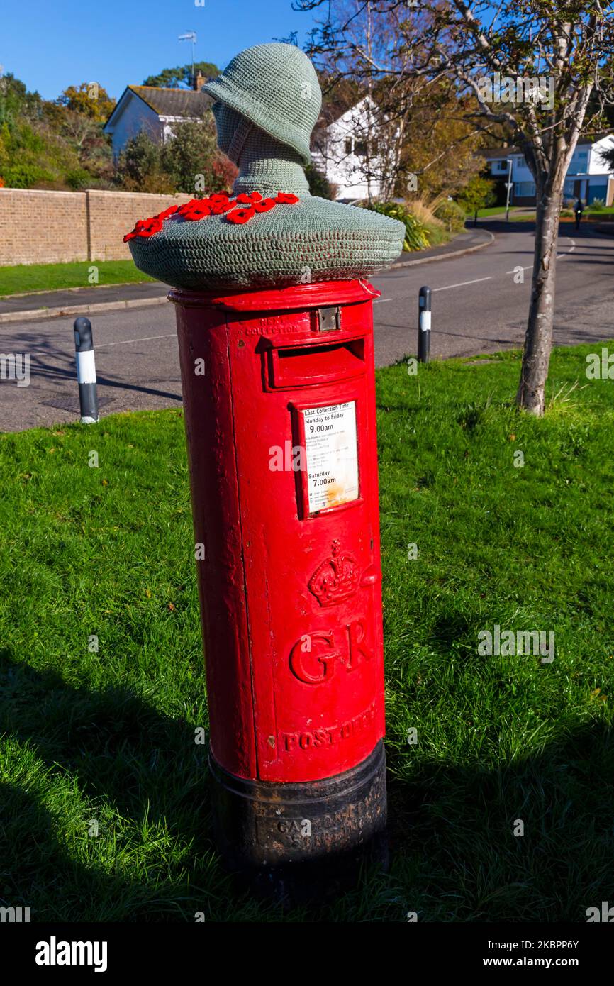 Poole, Dorset, UK. 4th November, 2022. A knitted postbox topper of soldier and red poppies in