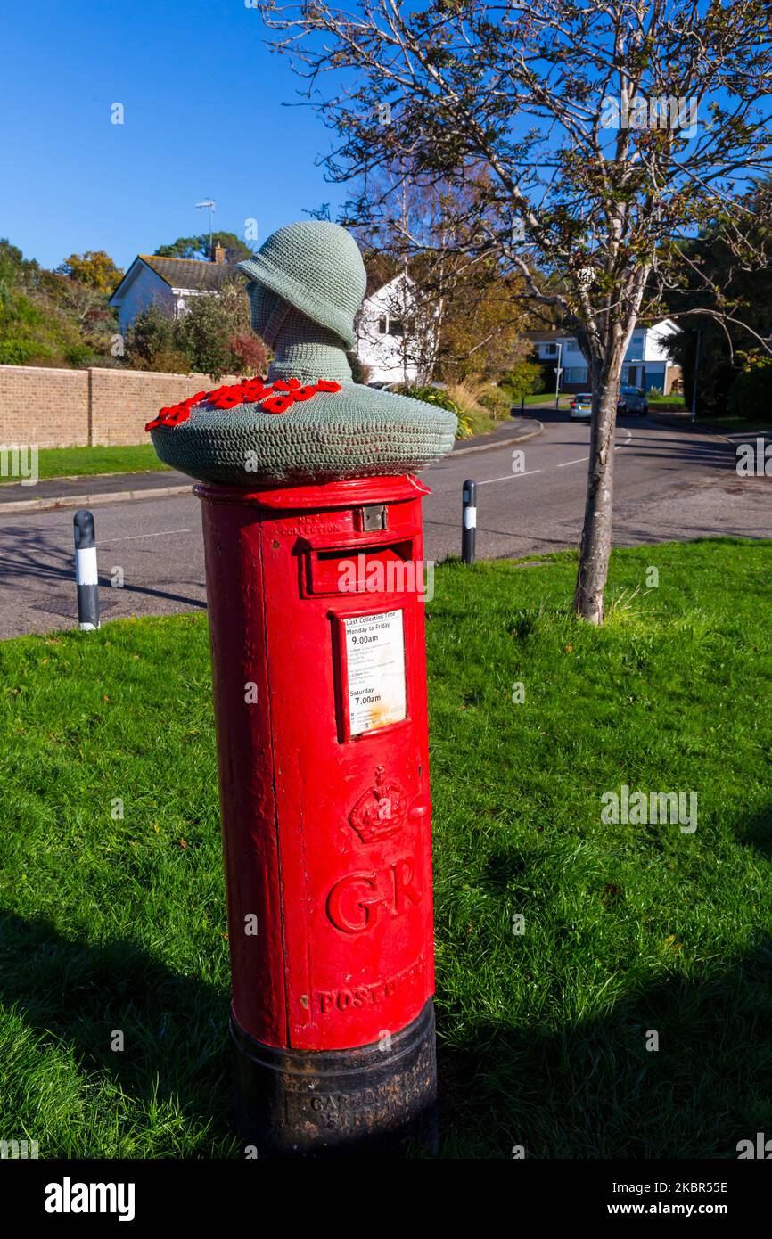 Poole, Dorset, UK. 4th November, 2022. A knitted postbox topper of