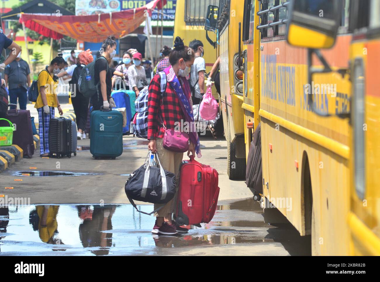 Nagaland returnees, who travelled on special Shramik train from Delhi board a government bus to be transported to their respective quarantine centre in Dimapur, India north eastern state of Nagaland on Tuesday, June 16, 2020. Special Shramik train from Delhi was the 7th and the last train to bring stranded Nagaland people from various part of the country during the novel Coronavirus, Covid-19 outbreak. (Photo by Caisii Mao/NurPhoto) Stock Photo