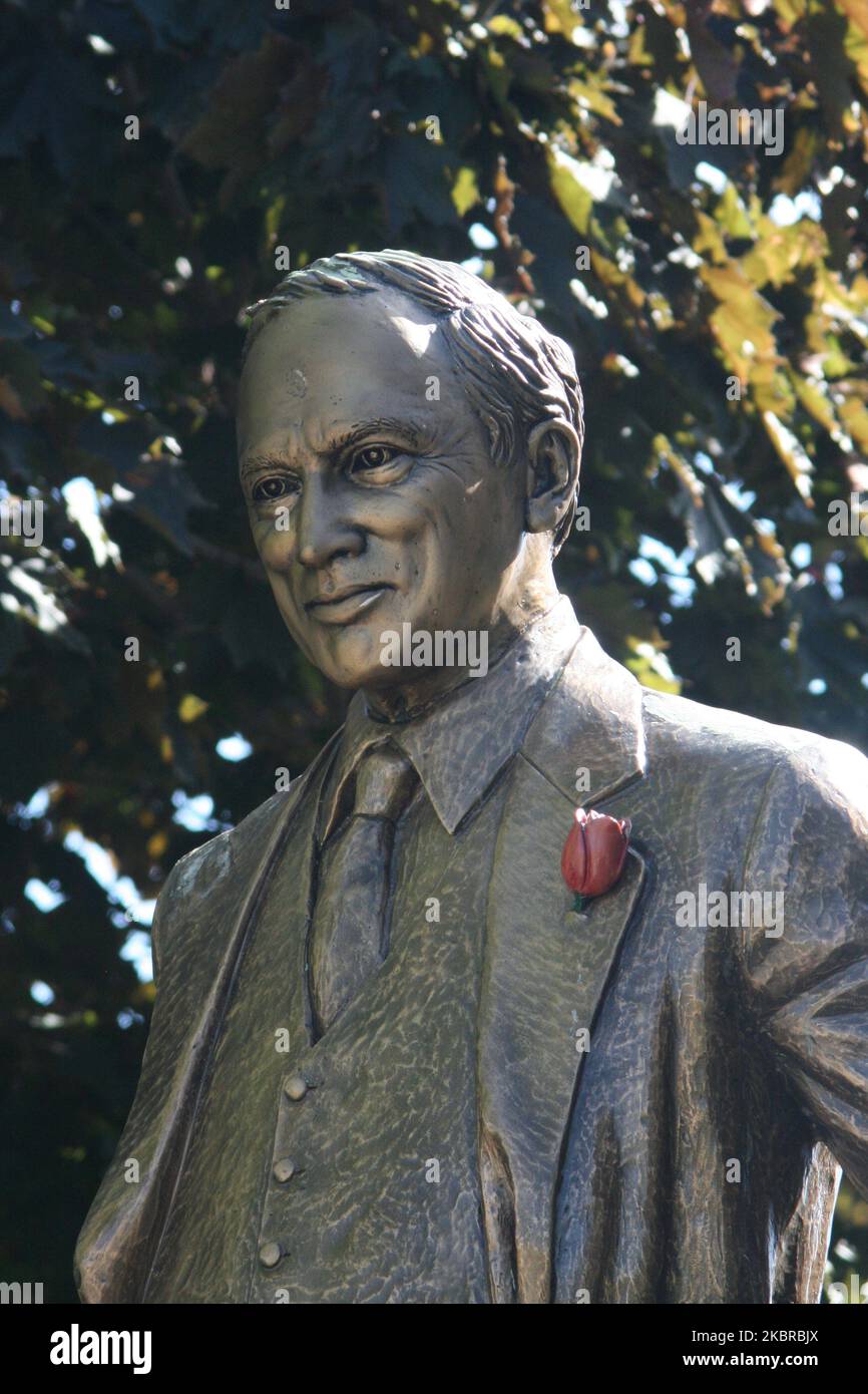 Statue of former PM Pierre Elliott Trudeau seen after city crews removed black paint from the