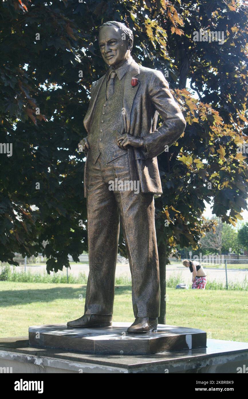 Statue of former PM Pierre Elliott Trudeau seen after city crews removed black paint from the face of the statue after it was vandalized in Vaughan, Ontario, Canada, on June 18, 2020. Police announced that they are investigating after the face of former Prime Minister Pierre Elliott Trudeau's statue in Vaughan was painted black. The incident comes as statues and monuments of historical figures across the world are being vandalized and torn down as the Black Lives Matter movement grows. (Photo by Creative Touch Imaging Ltd./NurPhoto) Stock Photo