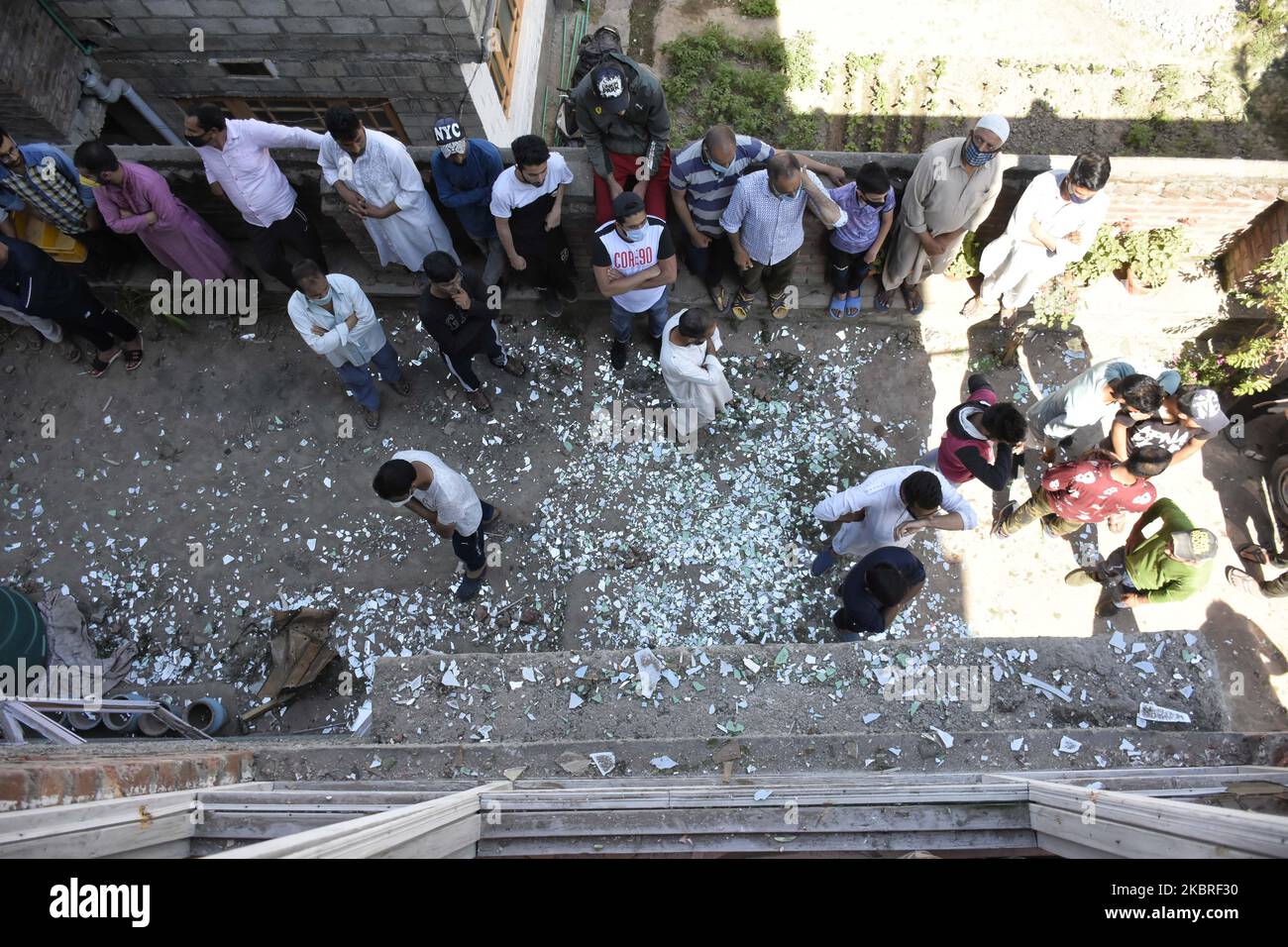 People arrive at the damage residential house where three rebels were killed in an encounter with Indian forces in Srinagar, Indian Admnistered Kashmir on 21 June 2020. (Photo by Muzamil Mattoo/NurPhoto) Stock Photo