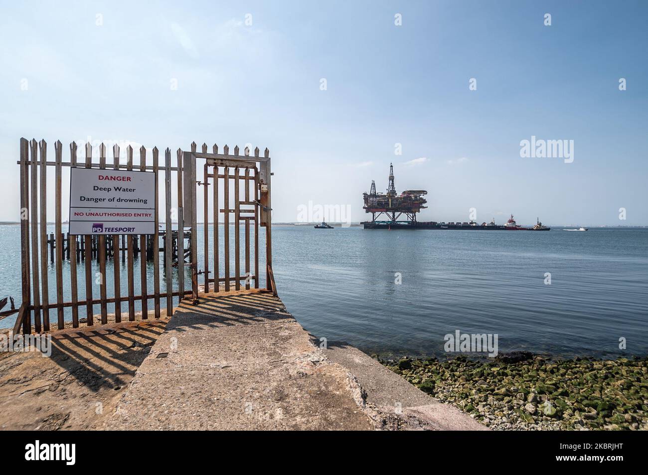 The 17,000 tonne Brent Alpha Topside Oil Rig is brought into the River ...