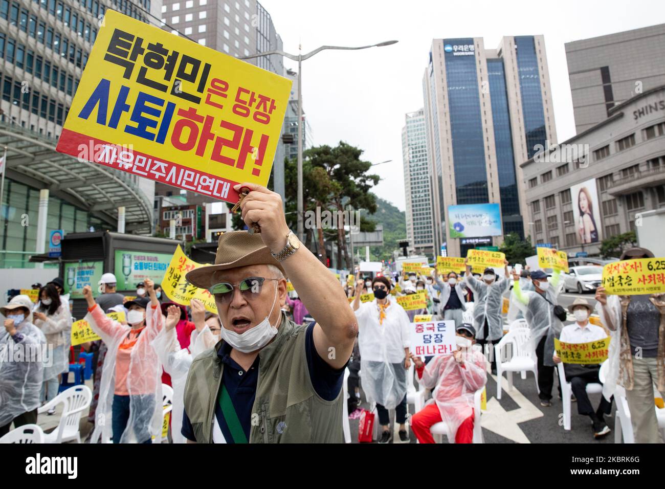 North Korean defectors and groups of conservative right-wing hold banners and shout slogan during a protest near the Chinese Embassy in anniversary of the 70th anniversary of the Korean War on June 25, 2020 in Seoul, South Korea. They stipulate that China is responsible for the Korean War and demand China's apology and compensation. (Photo by Chris Jung/NurPhoto) Stock Photo