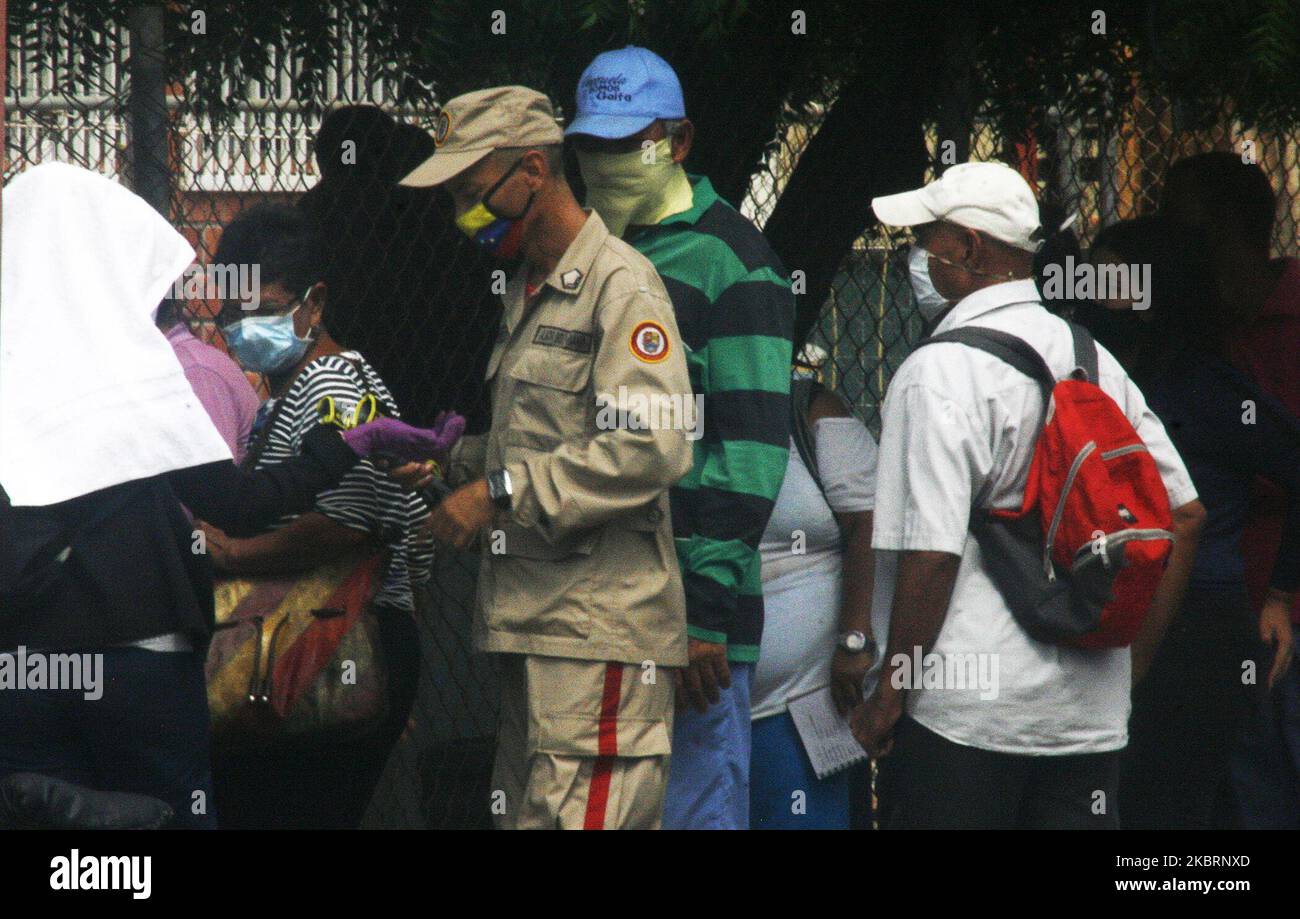 Venezuelans pass through the streets in search of food, at the risk of contagion from Covid-19 in the city of Maracaibo, Venezuela on June 26, 2020. In the last 24 hours, 84 positive cases have been registered, according to official figures, Zulia has 578 positive cases and is the second state with the most infections. The Mayor of the state capital indicated that there are 600 positive rapid tests, and that they only await the results of the molecular tests to confirm the increase in the pandemic. The board of directors of the state College of Physicians has declared that the entity is on 'Re Stock Photo