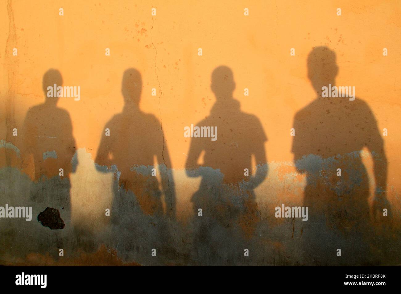Shadow of friends hi-res stock photography and images - Alamy