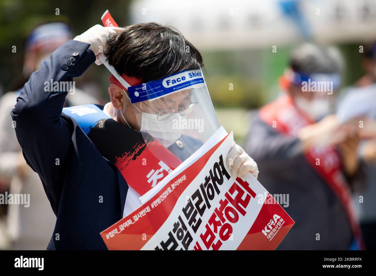 A member of the Korean Medical Association, wears a protective cap during a protest against the application of health insurance for Traditional Korean medicine at Hanbit squre in Seoul, South Korea on the June 28, 2020. The government plans to conduct a pilot project to apply health insurance benefits to the aftereffects of cerebrovascular disease, facial nerve paralysis, menstrual pain and will be confirmed at the Health Insurance Policy Review Committee meeting next month. (Photo by Chris Jung/NurPhoto) Stock Photo