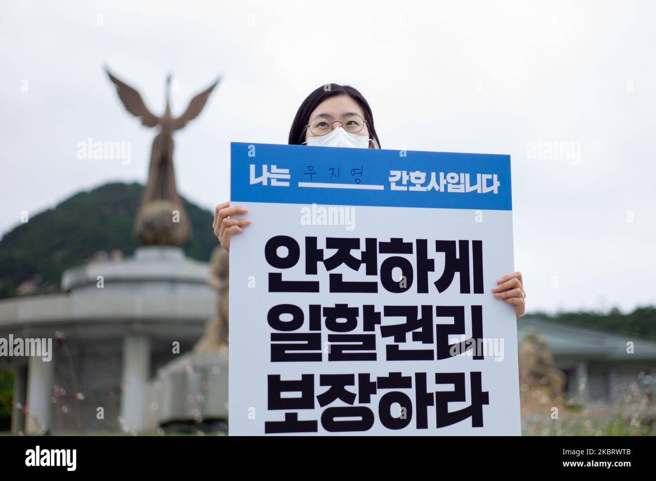 Woo Ji-young, a nurse at Seoul National University Hospital, hold an one-man protest at in front of Cheong Wa Dae, the office of the president on June 30, 2020 in Seoul, South Korea. she ask for nurses to ensure their right to work safely and to recruit public hospital personnel. (Photo by Chris Jung/NurPhoto) Stock Photo