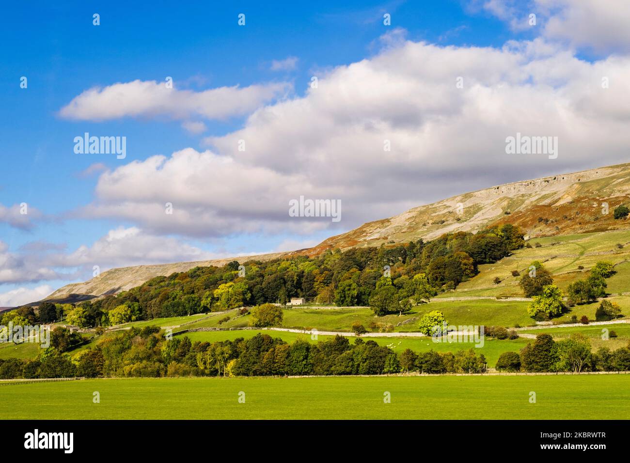 English countryside below an escarpment in Yorkshire Dales National Park. Reeth, Richmond, Swaledale, north Yorkshire, England, UK, Britain Stock Photo