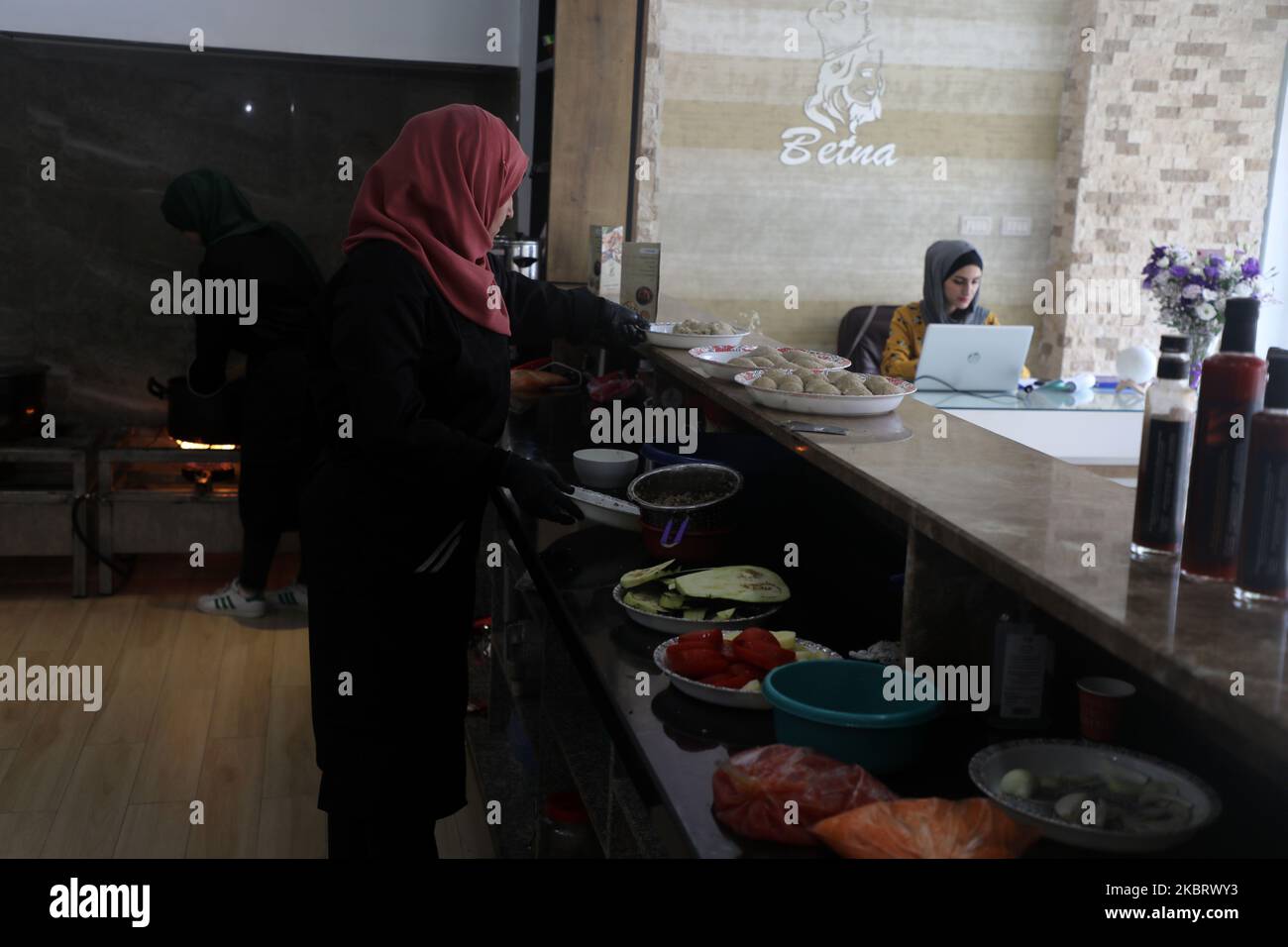 Palestinian women during the preparation of food in the restaurant in Gaza City, on June 30, 2020. (Photo by Majdi Fathi/NurPhoto) Stock Photo