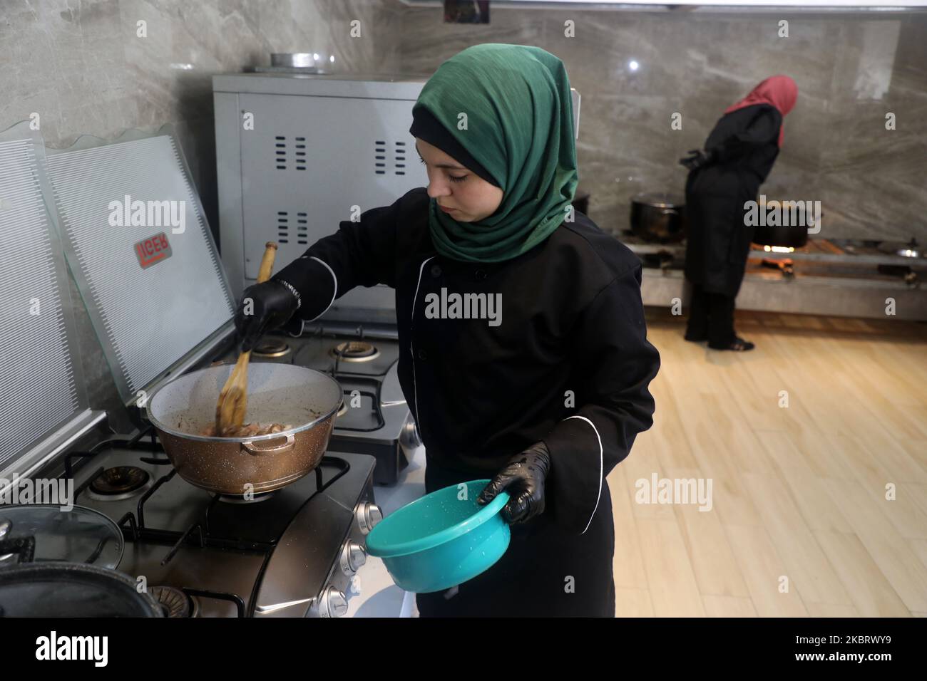 Palestinian women during the preparation of food in the restaurant in Gaza City, on June 30, 2020. (Photo by Majdi Fathi/NurPhoto) Stock Photo