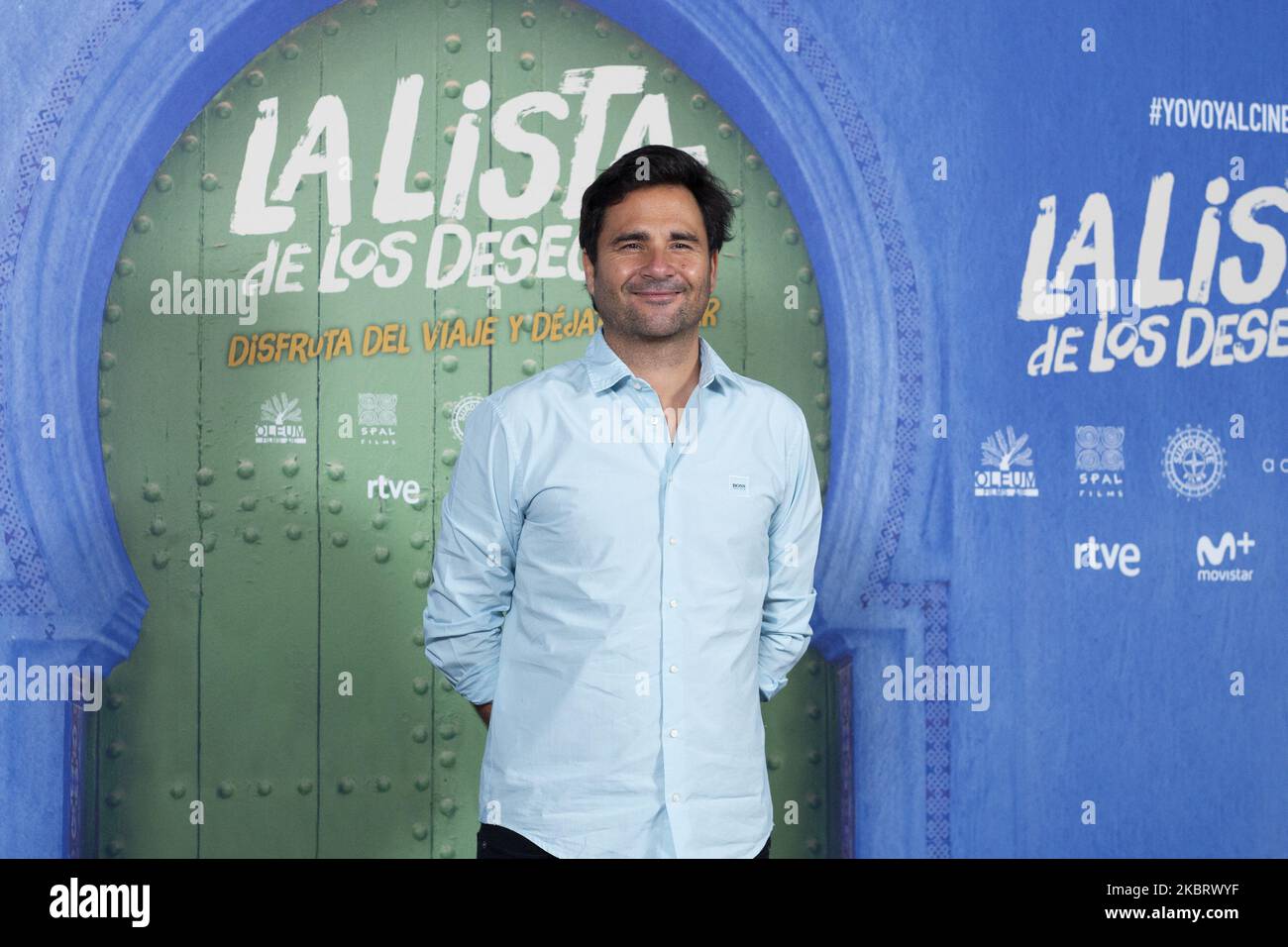 Oscar presentation posing smiling hi-res stock photography and images