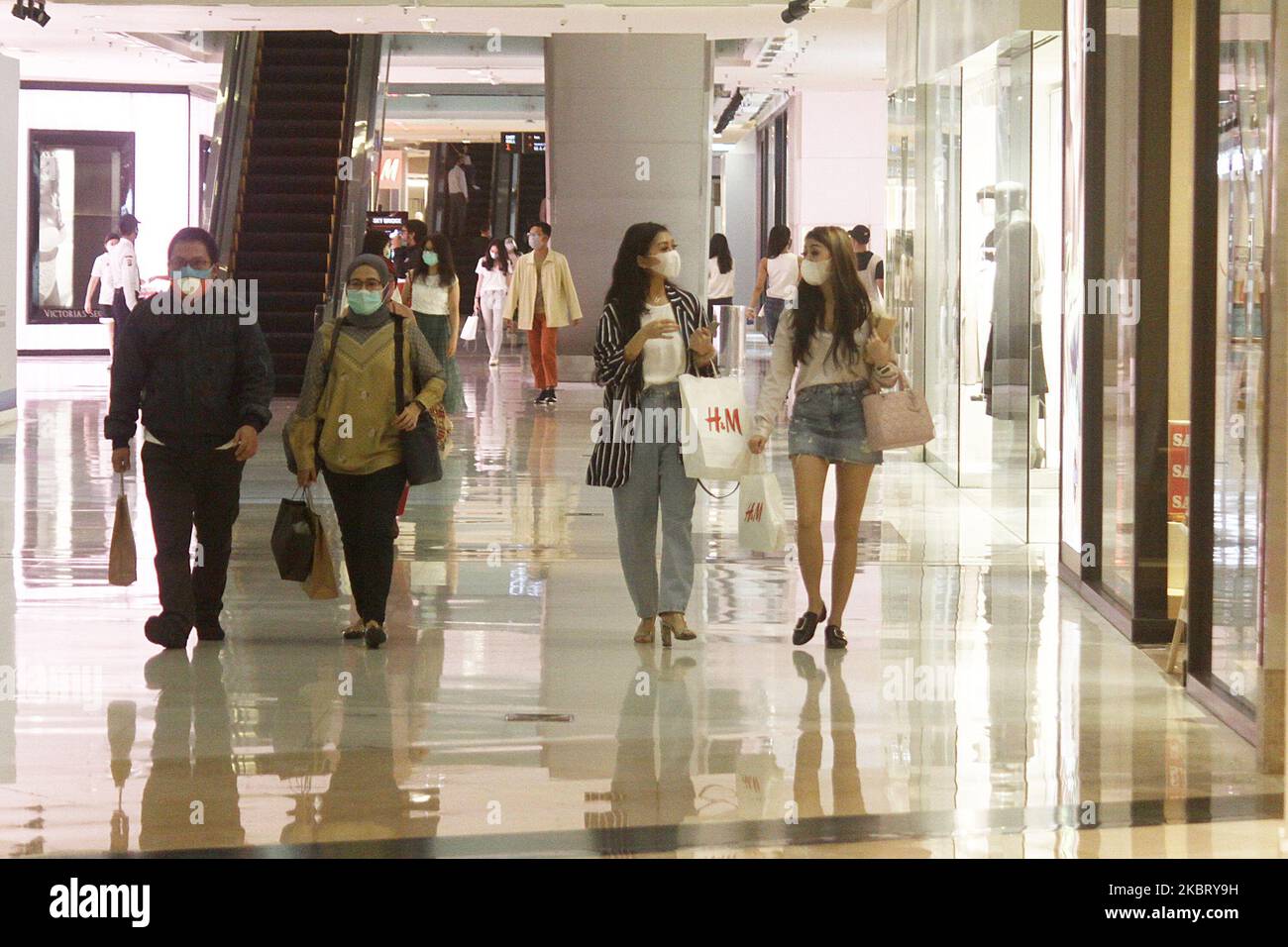 Mall visitors carry groceries in environmentalfriendly bag as they