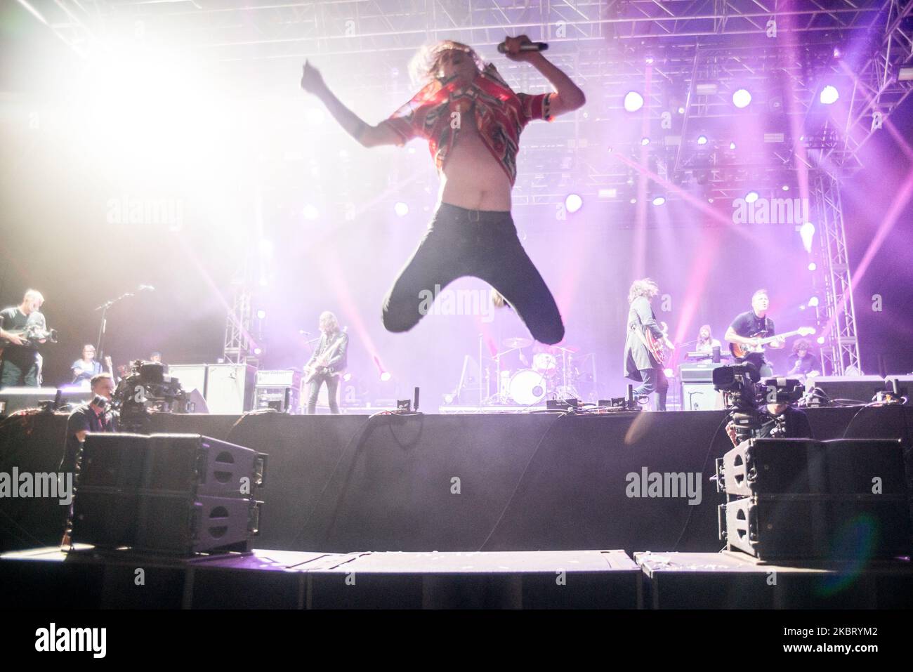 Singer Matt Shultz of American rock band Cage The Elepghan performs live at Reading Festival 2016 in Reading, Berkshire on August 28, 2016. The band currently consists of lead vocalist Matt Shultz, rhythm guitarist Brad Shultz, lead guitarist Nick Bockrath, guitarist and keyboardist Matthan Minster, bassist Daniel Tichenor, and drummer Jared Champion. (Photo by Alberto Pezzali/NurPhoto) Stock Photo