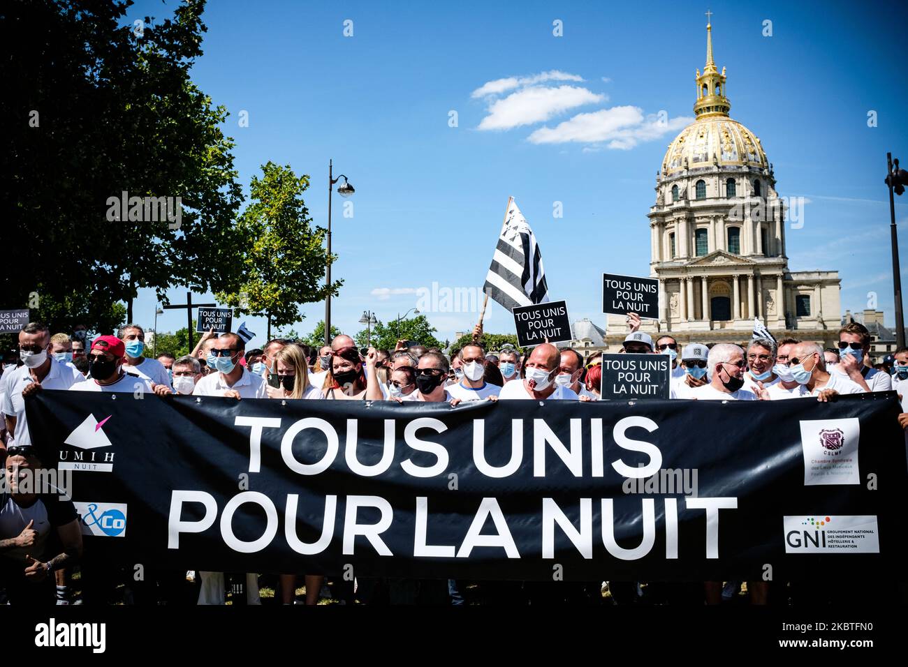 Demonstrators pose behind a banner with the message 'All united for the night' on July 12, 2020, while nightclub owners demonstrated their anger on the Place Vauban in Paris, near the Ministry of Health, a few days after the announcement that nightclubs (discos, nightclubs, dance floors etc.) will remain closed until at least the end of September for health reasons following the outbreak of the coronavirus COVID-19. (Photo by Samuel Boivin/NurPhoto) Stock Photo