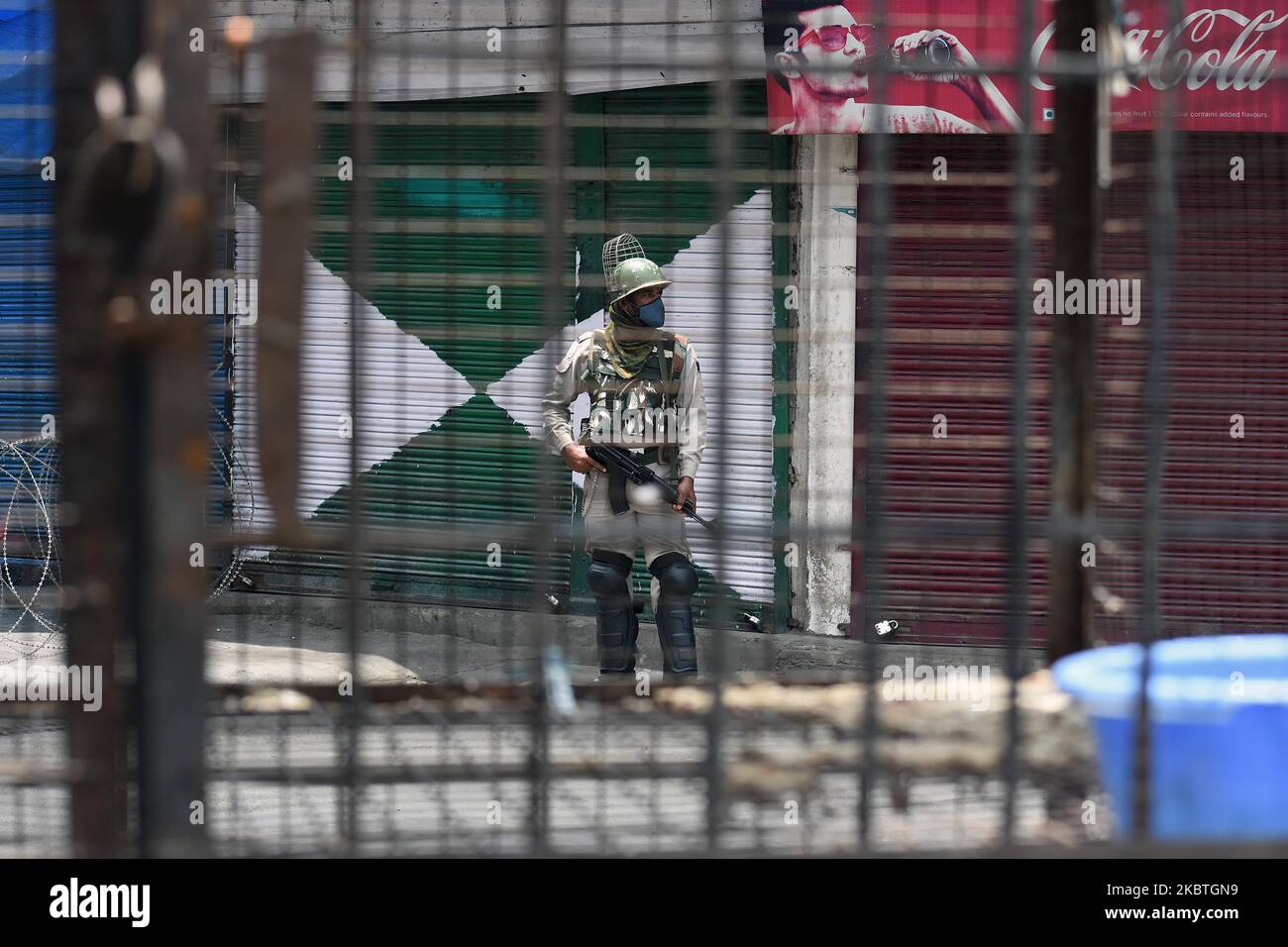 An Indian soldier stands alert during the lockdown in Srinagar, Kashmir on July 13, 2020. Authorities re-imposed lockdown in many areas across the Kashmir valley after spike in the COVID-19 cases and rise in the death rate. (Photo by Faisal Khan/NurPhoto) Stock Photo