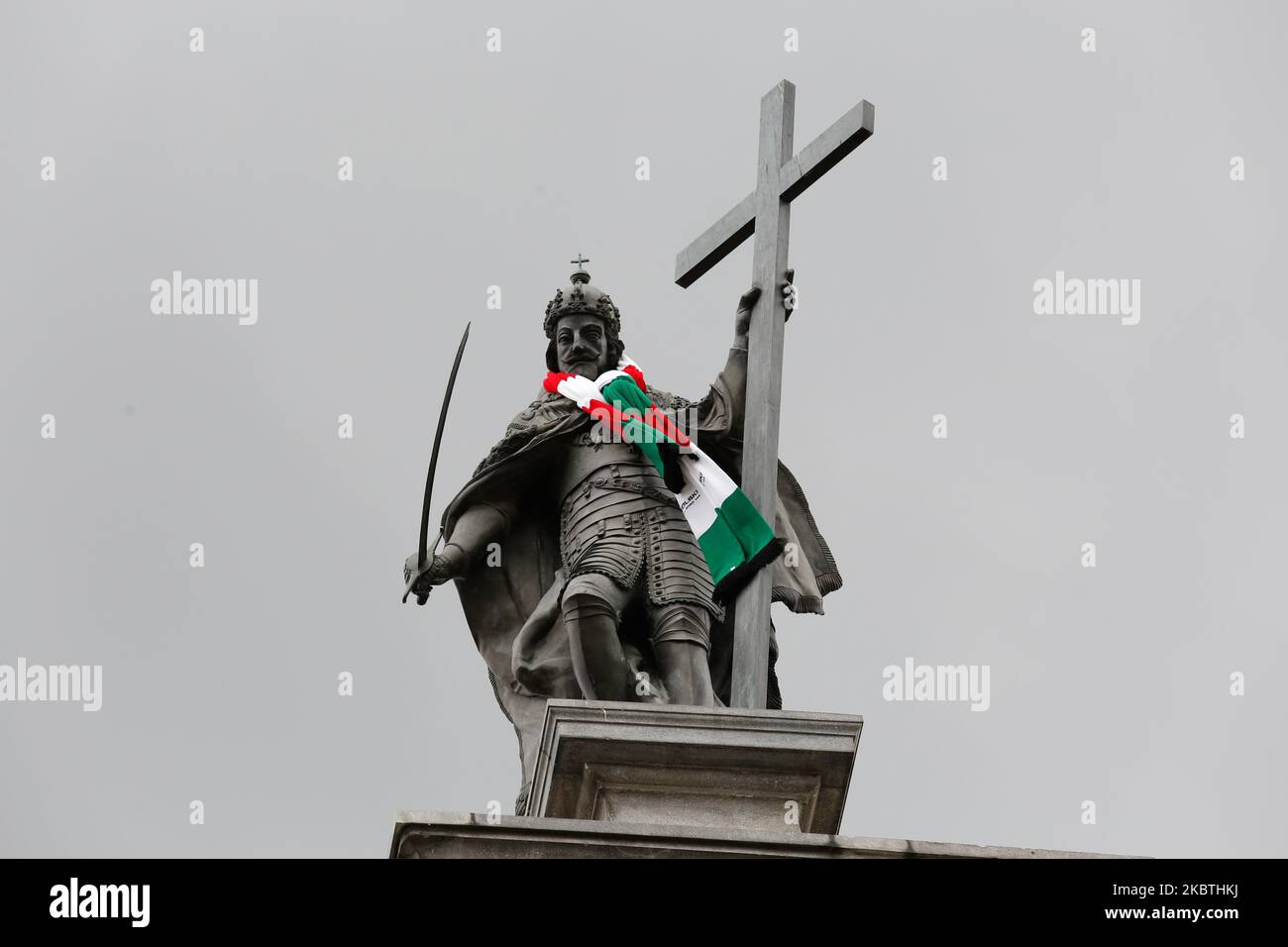 Cityhall workers remove a scarf of football club Legia Warszawa illegally placed by football fans on a landmark high column statue of Polish king Zygmunt III Waza (Sigismund's Column) as Legia Warszawa has won the championships of Poland a 11 of July - Warsaw, Poland, July 13, 2020. The column is more than 10 meter high and the police is not able to indicate how the scarf was placed on the statue's neck. (Photo by Dominika Zarzycka/NurPhoto) Stock Photo