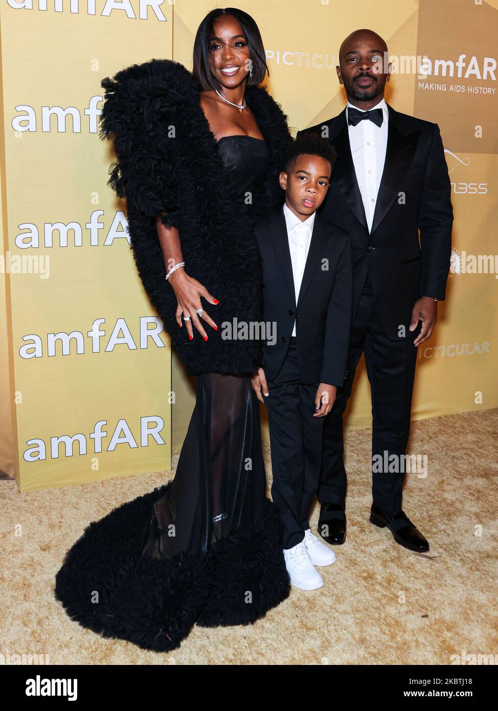 WEST HOLLYWOOD, LOS ANGELES, CALIFORNIA, USA - NOVEMBER 03: Kelly Rowland, son Titan Jewell Weatherspoon and husband Tim Witherspoon arrive at the 2022 amfAR Gala Los Angeles held at the Pacific Design Center on November 3, 2022 in West Hollywood, Los Angeles, California, United States. (Photo by Xavier Collin/Image Press Agency) Stock Photo