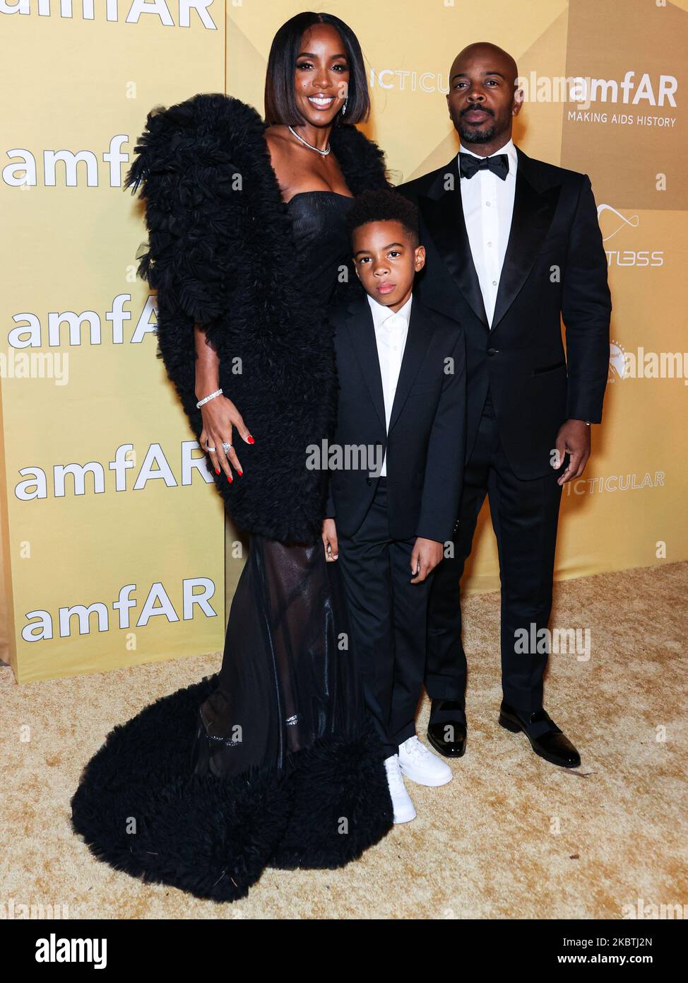 WEST HOLLYWOOD, LOS ANGELES, CALIFORNIA, USA - NOVEMBER 03: Kelly Rowland, son Titan Jewell Weatherspoon and husband Tim Witherspoon arrive at the 2022 amfAR Gala Los Angeles held at the Pacific Design Center on November 3, 2022 in West Hollywood, Los Angeles, California, United States. (Photo by Xavier Collin/Image Press Agency) Stock Photo