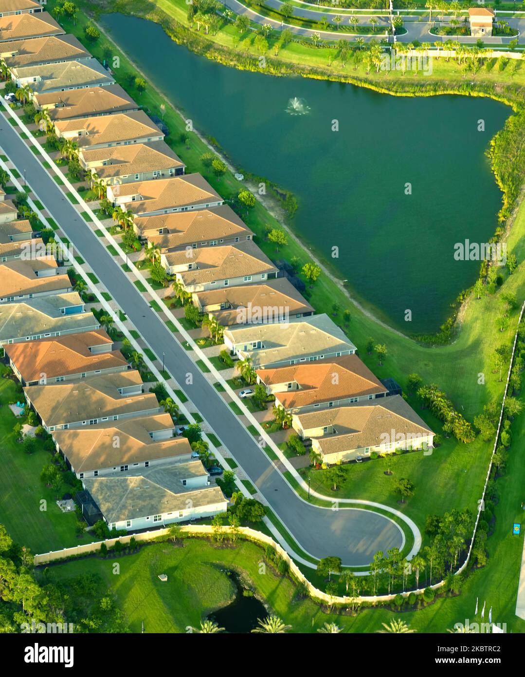 Aerial view of cul de sac at neighbourhood road dead end with densely built homes in Florida closed living area. Real estate development of family hou Stock Photo