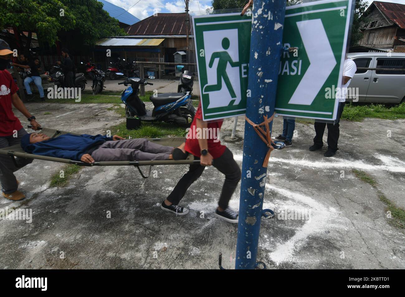 Residents simulate or practice how to save victims in the event of an earthquake and tsunami in Wani Village, Donggala Regency, Central Sulawesi Province, Indonesia, on July 18, 2020. The simulation, which was held by the Indonesian Arkom Foundation and was followed by people living in areas prone to earthquake and tsunami disasters, is expected to increase the ability and preparedness of the community in dealing with earthquake and tsunami emergency situations. (Photo by Mohamad Hamzah/NurPhoto) Stock Photo