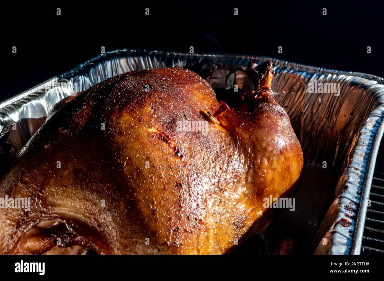 https://c8.alamy.com/comp/2KBTTH8/pop-up-thermometer-timer-in-a-smoked-turkey-2KBTTH8.jpg
