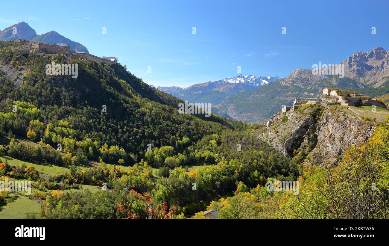 General view of Durance valley around Briançon, Hautes Alpes, France, with Fort des Tetes on the left and Fort des Salettes on the right Stock Photo