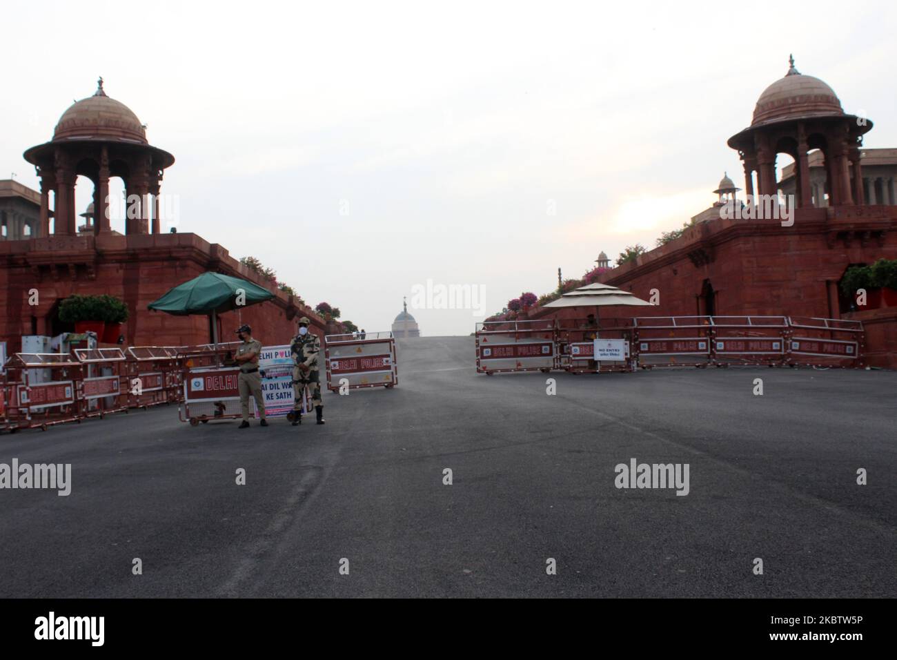 A deserted view of Rajpath on July 18, 2020 in New Delhi as it remains closed to curb the spread of coronavirus in the national capital. Amid the threat of coronavirus spread, the India Gate and Rajpath leading to Presidents estate has been closed for the visitors till further notice. The shut down comes in a bid to curb mass gathering and public exposure to avoid the transmission of COVID-19 virus. (Photo by Mayank Makhija/NurPhoto) Stock Photo