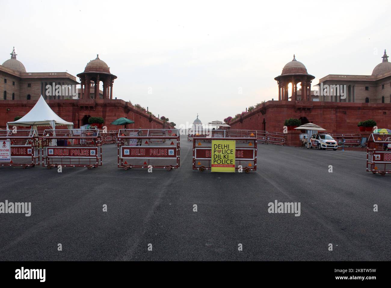 A deserted view of Rajpath on July 18, 2020 in New Delhi as it remains closed to curb the spread of coronavirus in the national capital. Amid the threat of coronavirus spread, the India Gate and Rajpath leading to Presidents estate has been closed for the visitors till further notice. The shut down comes in a bid to curb mass gathering and public exposure to avoid the transmission of COVID-19 virus. (Photo by Mayank Makhija/NurPhoto) Stock Photo