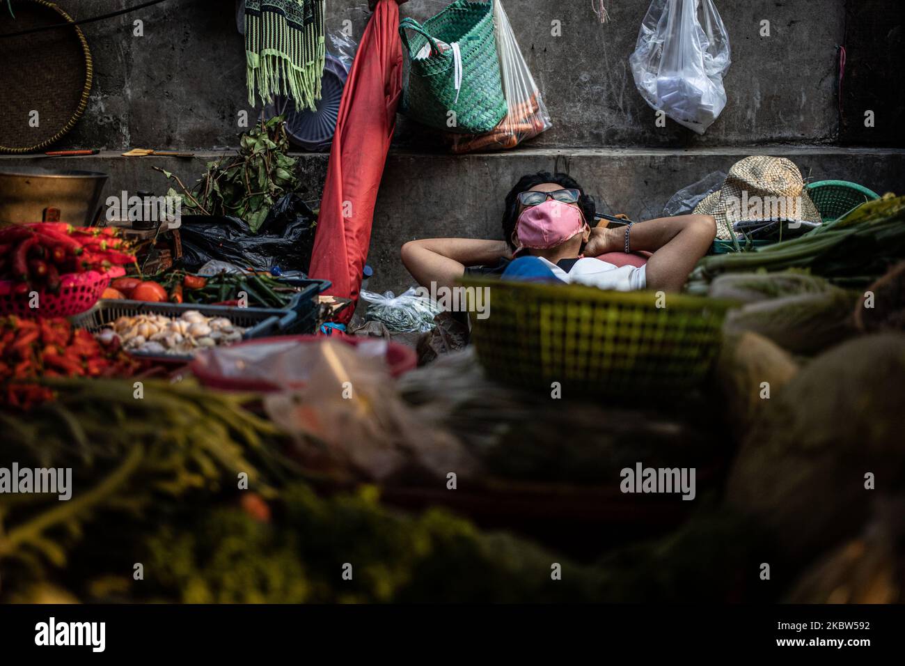 Jakarta, Indoensia, 24 July 2020 : New normal condition at Kebayoran Lama Market-Jakarta, Indonesia, on July 24, 2020. People some using mask, but mostly ignore it. Number of corona virus in Indonesia will get to 100,000 case in couple of days to come. (Photo by Donal Husni/NurPhoto) Stock Photo