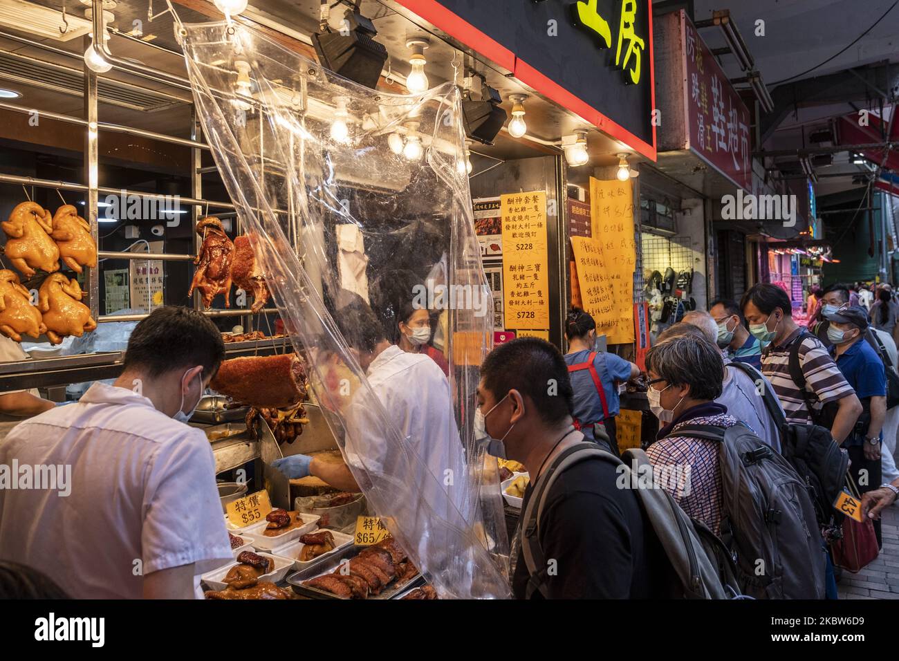 People are seen buying food from a Siu Mei store on July 25, 2020 in Hong Kong, China. Hong Kong today reported 133 new cases of Covid-19 brining the total confirmed cases to 2,639 and 18 deaths inside the city, Hong Kong has reported over 10- new cases per day for four days in a row, the government has imposes new restrictions in an effort to curved the spread of Covid-19 including making wearing a mask indoor and on pubic transportation a mandatory , banning dinning in restaurants after 6pm. (Photo by Vernon Yuen/NurPhoto) Stock Photo
