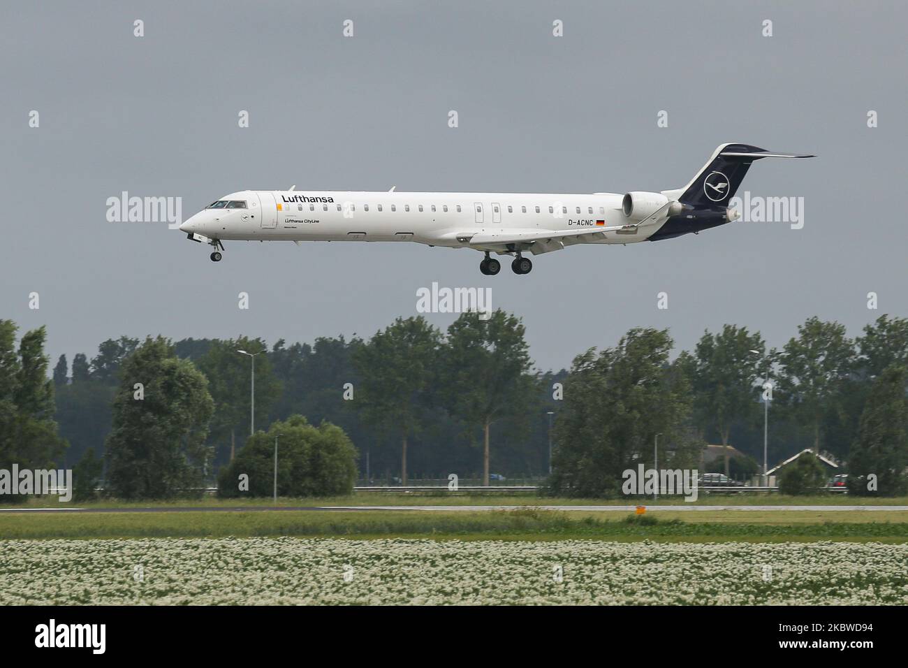 Bombardier crj 900 cockpit hi-res stock photography and images - Alamy