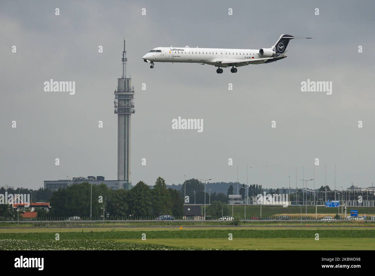 Bombardier crj 900 cockpit hi-res stock photography and images - Alamy