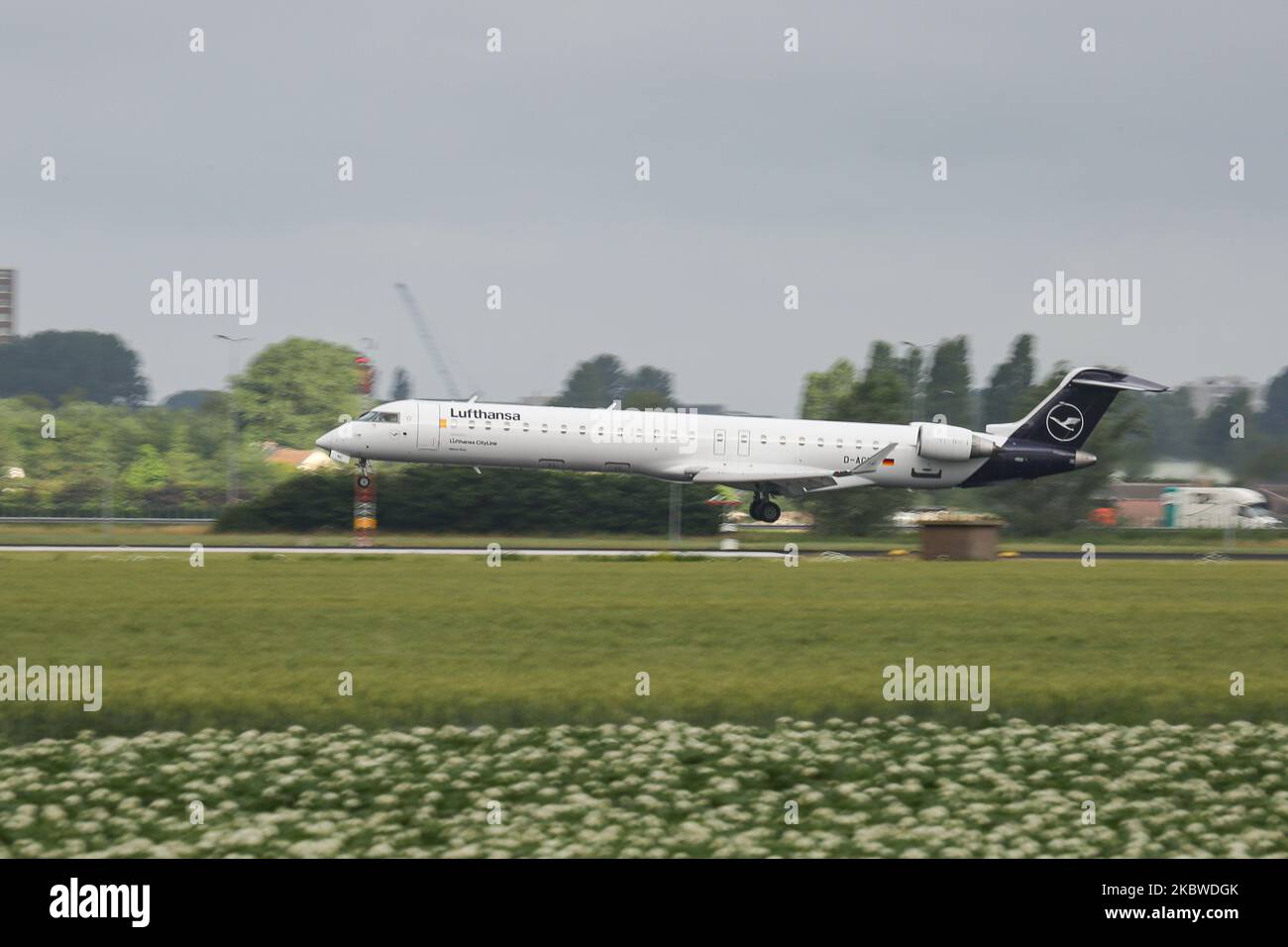 Bombardier crj 900 cockpit hi-res stock photography and images - Alamy