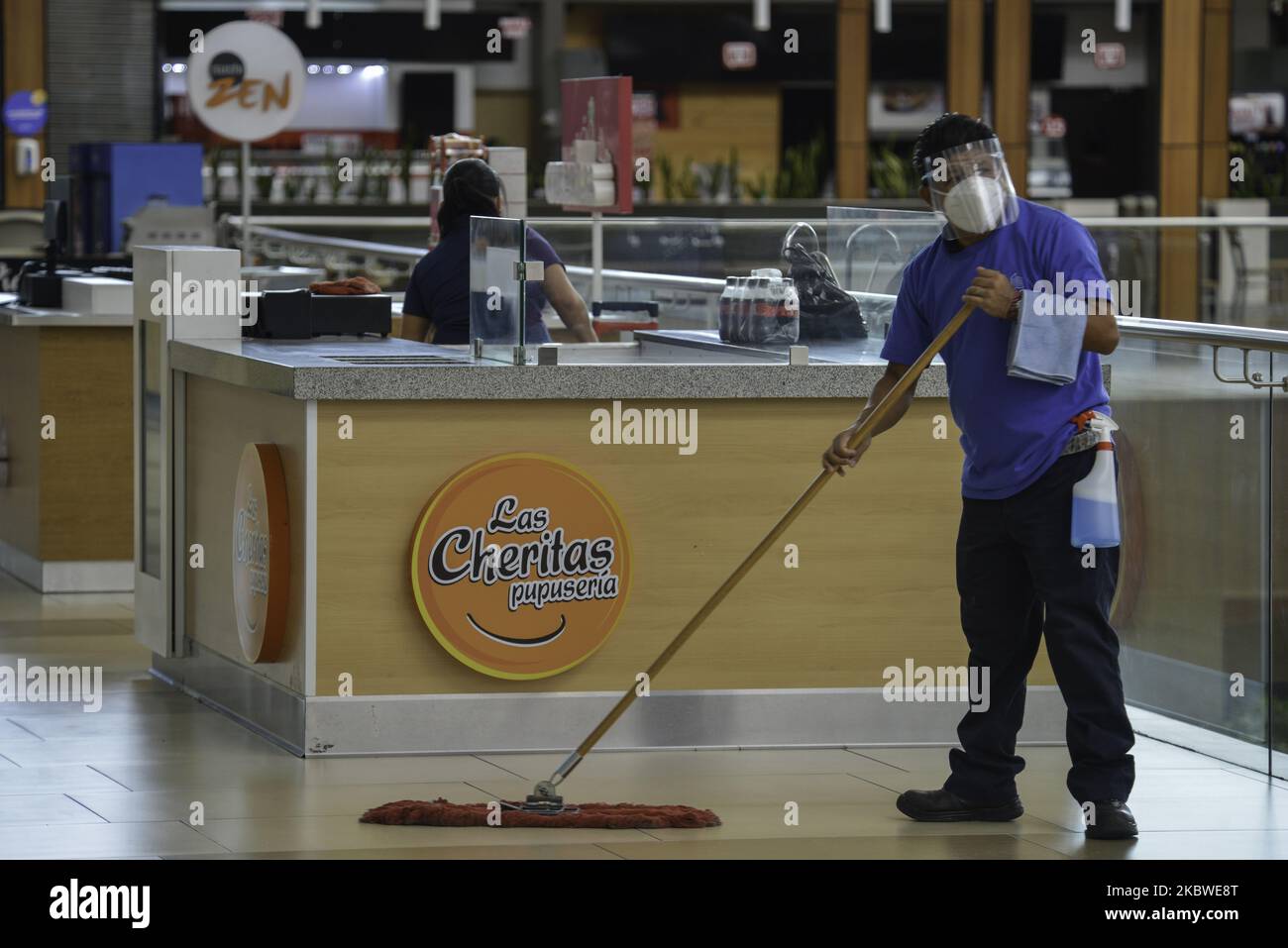 An employee sanitizes the Naranjo Mall on 29th July 2020 in Guatemala City, Guatemala. The mall is activated after the announcement by President Alejandro Giammattei of the economic opening of the country. The shopping centers begin operations with prevention and hygiene measures to avoid the spread of chough-19. In the country, there were 47,605 infections and 1,835 deaths during the pandemic. (Photo by Deccio Serrano/NurPhoto) Stock Photo
