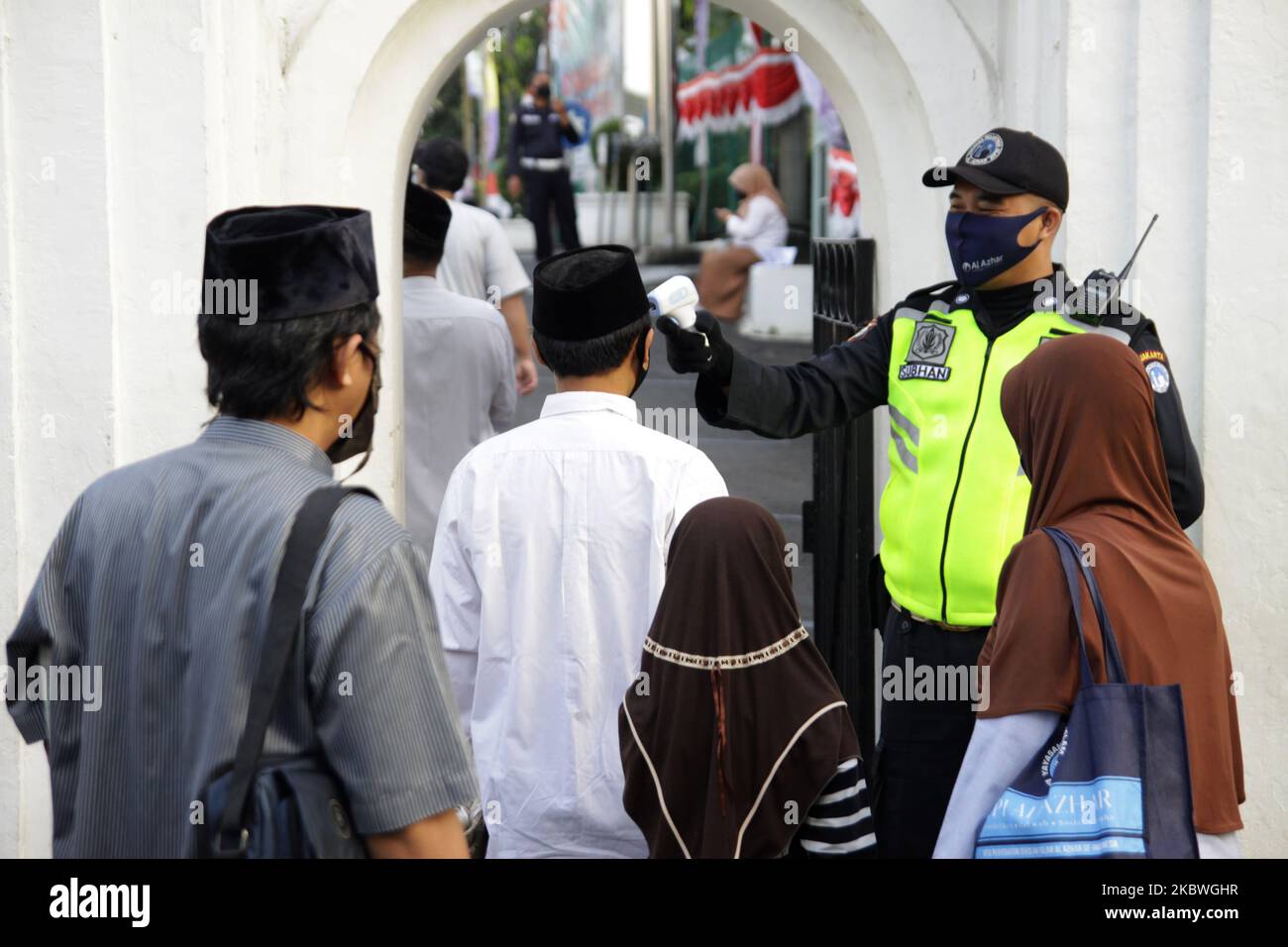 Azhar Mask Indonesian muslims wearing protective face mask undergo body ...