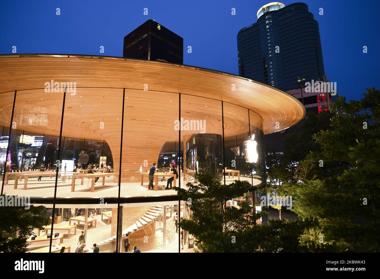 Apple central world bangkok hi-res stock photography and images - Alamy