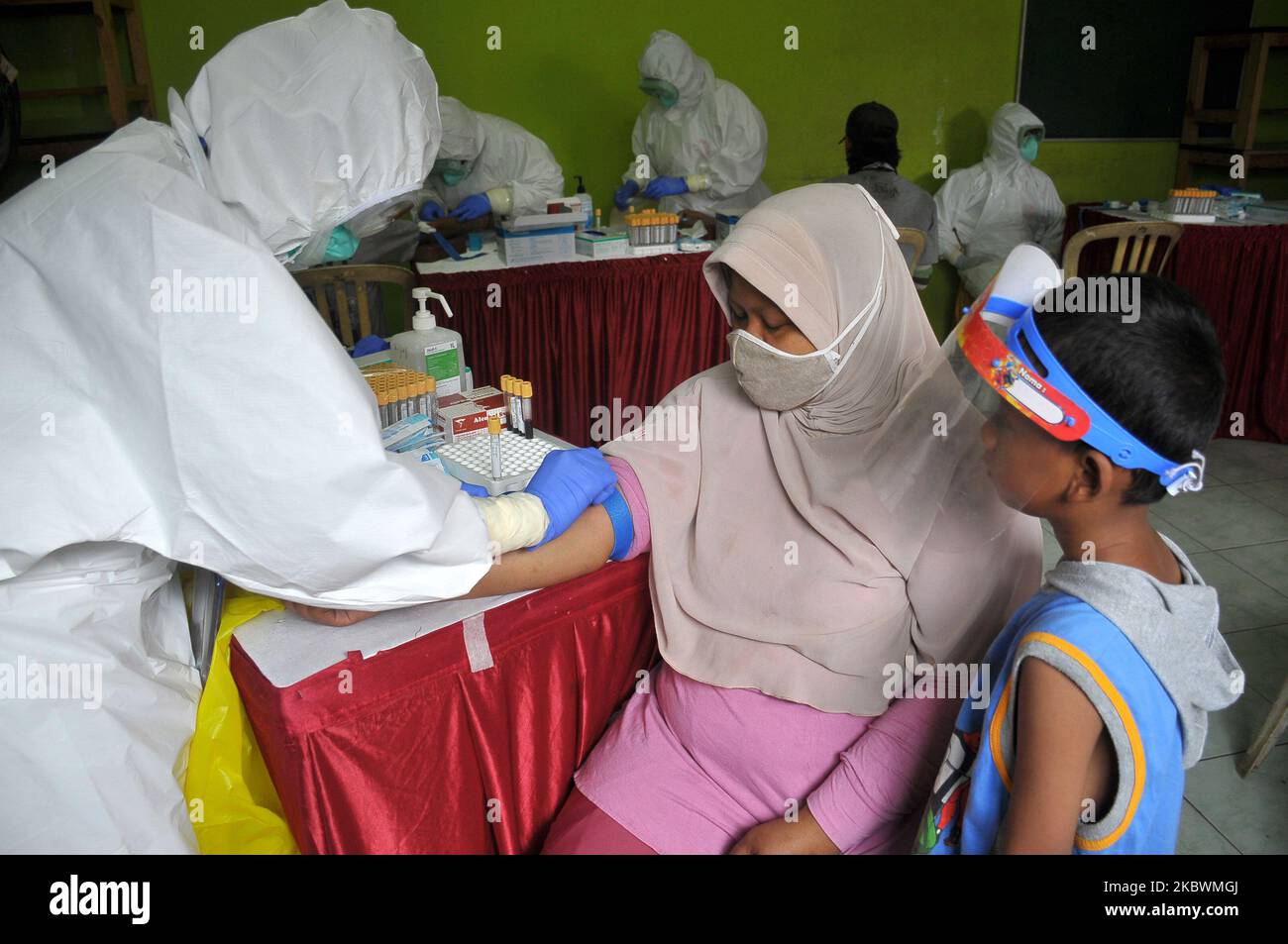Health medical personnel from the local area conduct Rapid tests on scavengers and poor people at the location where they live in Kampung Sumur, Duren Sawit, Jakarta, in August, 4, 2020. More than three hundred scavengers register for rapid test services by screening integration or detecting other viruses, so there are also other health checks such as non-communicable diseases, HIV to Hepatitis C. Currently Indonesia has experienced an increase in covid-19 cases by 113,134 specimens since 3 August 2020 which was announced by the Gugus tugas on Covid-19. (Photo by Dasril Roszandi/NurPhoto) Stock Photo