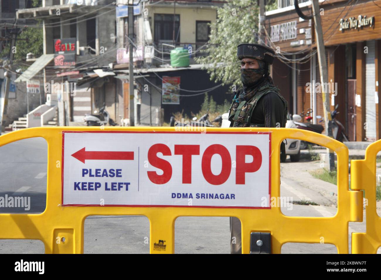 An Indian paramillitary trooper stands alert besides a road block during strict restrictions in Srinagar, Indian Administered Kashmir on 04 August 2020. Two days curfew has been put in place by authorities on a year anniversary of abrogation of Article 370 which gave special status to the people of Kashmir, curefew was placed on 04th and 5th August citing possibility of the protests in the valley. (Photo by Muzamil Mattoo/NurPhoto) Stock Photo
