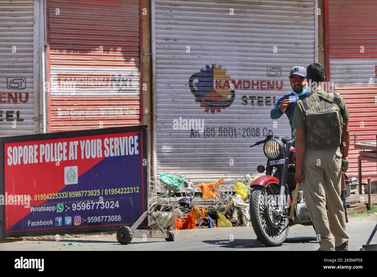 A police Cop stops a Photo Journalist Junaid Bhat in Sopore Town of District baramulla, Jammu and Kashmir, India during the 1st anniversary of the restive Kashmir region being stripped of its autonomy on 05 August 2020. On 5 August 2019, India revoked the Muslim-majority territorys semi-autonomous status. (Photo by Nasir Kachroo/NurPhoto) Stock Photo