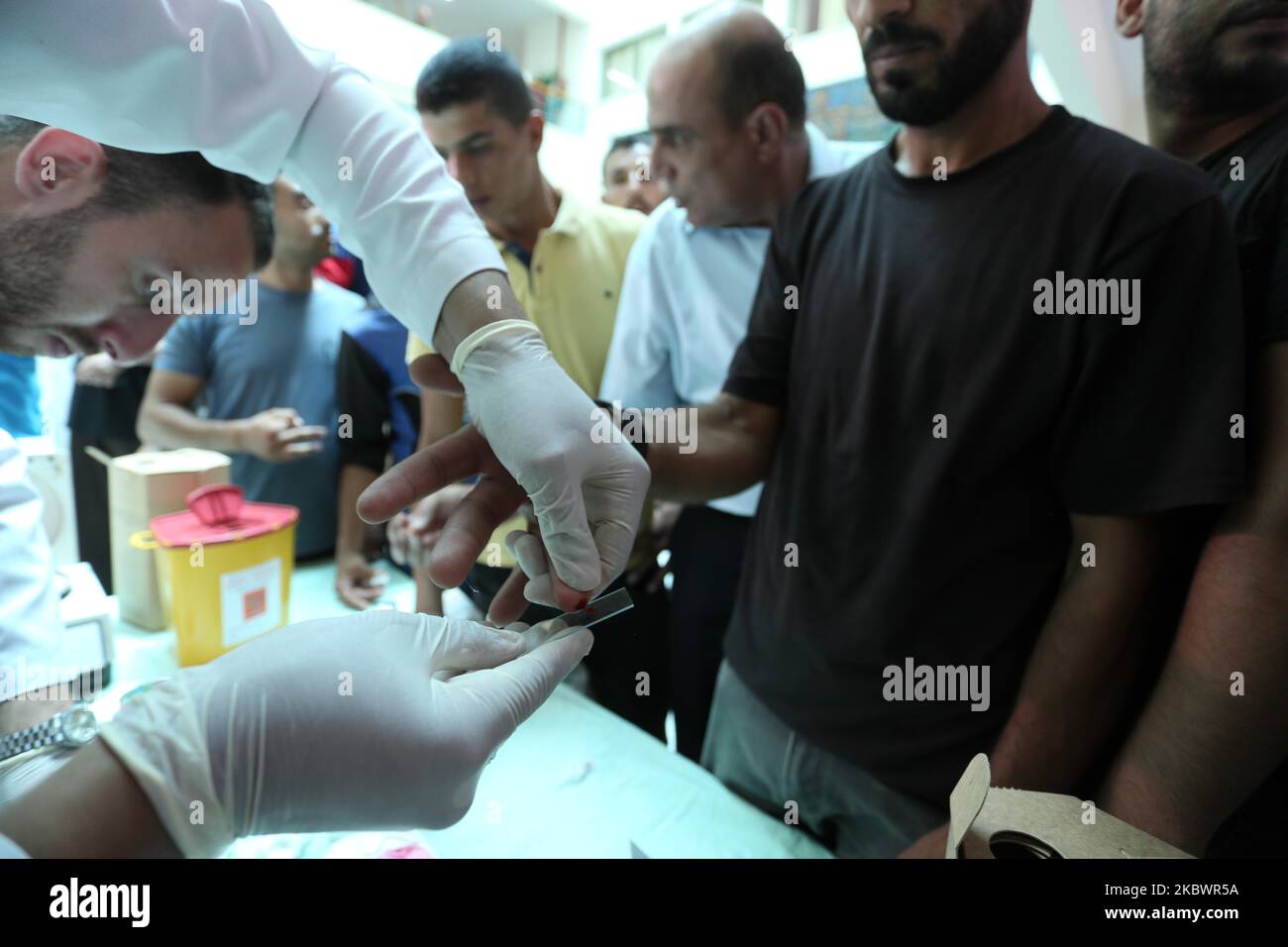 Palestinians donate bloods, in Gaza, Palestine, on August 5, 2020 during a public blood donation campaign for the lebanese community following the explosion at Beirut port. (Photo by Majdi Fathi/NurPhoto) Stock Photo