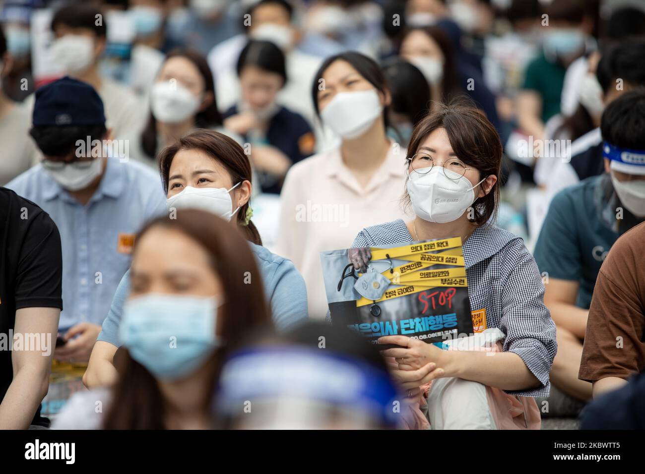 Thousands of medical students and doctors with the Korean Intern Resident Association (KIRA) gather for a rally against the government's plan to raise the admission fee and number of students at medical schools on August 07, 2020 in Seoul, South Korea. South Korean medical residents called for a nationwide strike earlier in the day, calling for the government to scrap its plan to extend the number of students at medical schools. (Photo by Chris Jung/NurPhoto) Stock Photo