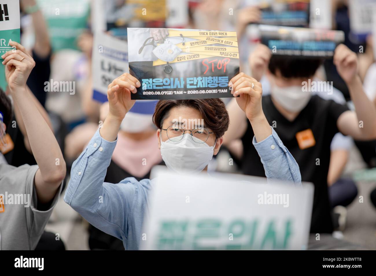 Thousands of medical students and doctors with the Korean Intern Resident Association (KIRA) gather for a rally against the government's plan to raise the admission fee and number of students at medical schools on August 07, 2020 in Seoul, South Korea. South Korean medical residents called for a nationwide strike earlier in the day, calling for the government to scrap its plan to extend the number of students at medical schools. (Photo by Chris Jung/NurPhoto) Stock Photo