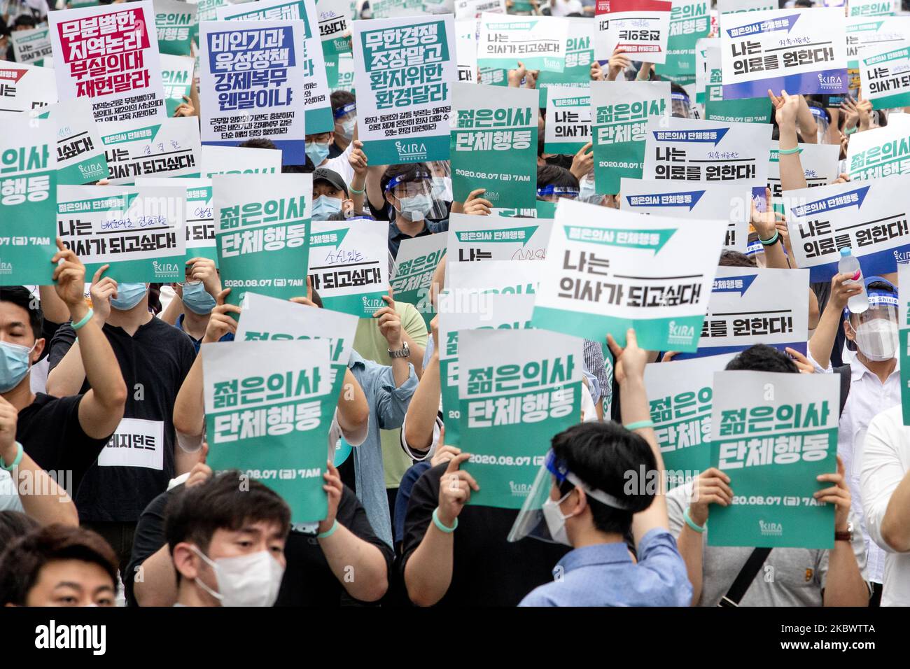Thousands of medical students and doctors with the Korean Intern Resident Association (KIRA) gather for a rally against the government's plan to raise the admission fee and number of students at medical schools on August 07, 2020 in Seoul, South Korea. South Korean medical residents called for a nationwide strike earlier in the day, calling for the government to scrap its plan to extend the number of students at medical schools. (Photo by Chris Jung/NurPhoto) Stock Photo